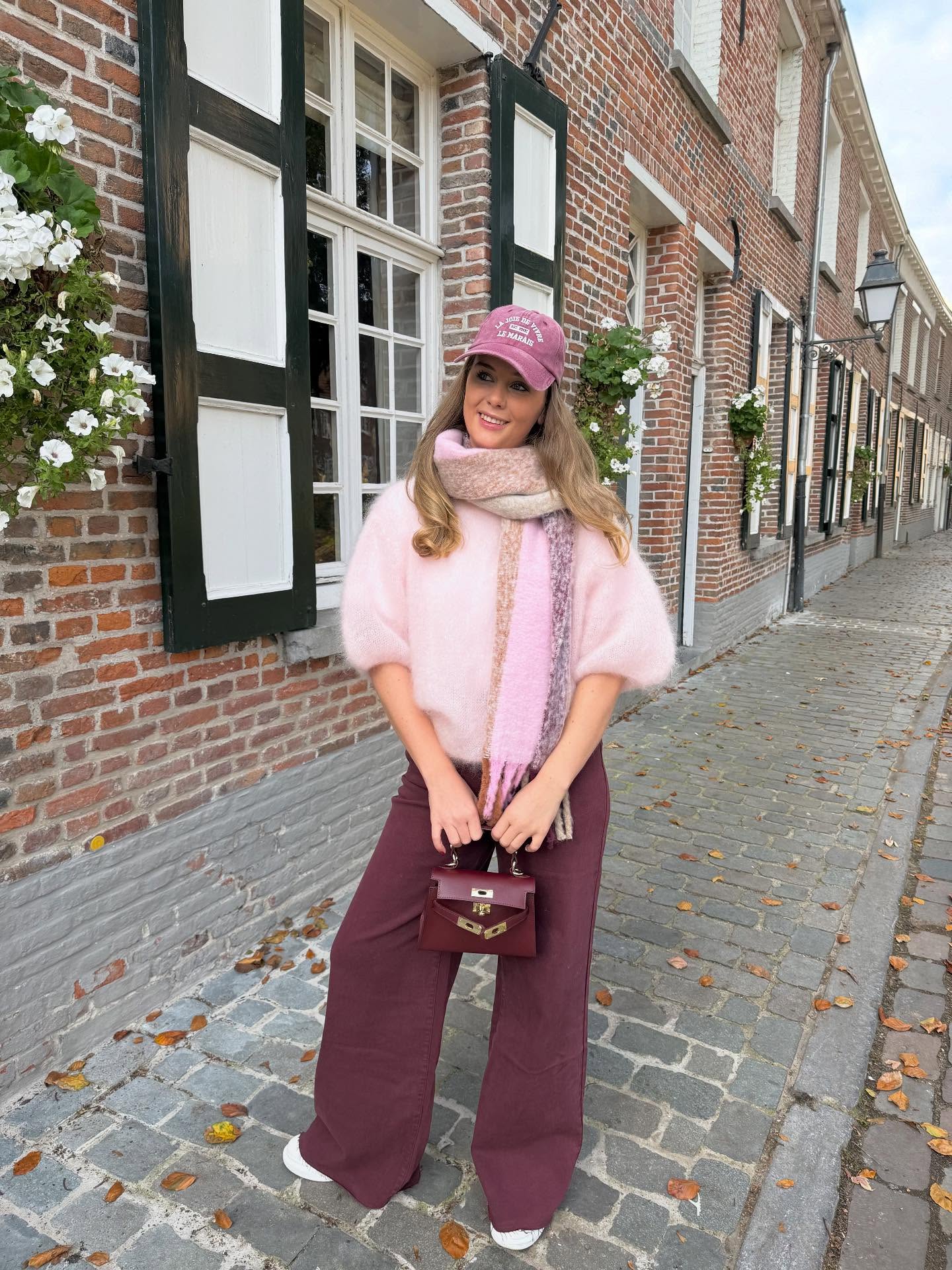 Autumn’s here, time to later up and look cute doing it… 🤗👜🎀🍂
#cuteoutfit #outfitinspiration #falloutfit #fallseason #autumnishere #autumnlook