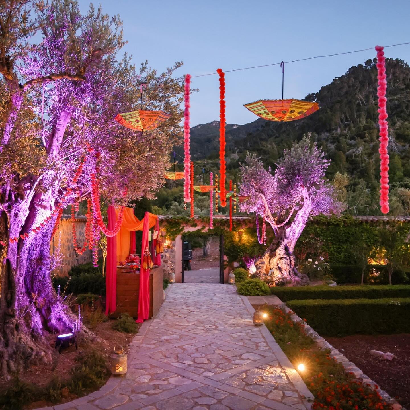 Every corner told a story...
From the arrival to the themed bazaar stalls and coconut cocktails, our client’s Bollywood birthday came alive with every detail. Textures, colors, and accents immersed guests in the spirit and vibrancy of beautiful India 🩷
Planning: @daisyamodioevents
Photography: @theysaidyesphotos
Venue: @sonbunyola
Flowers: @bombillas_y_flores
Production: @metavisuals_
Sound: @panela.productions
Chef: @nishascookingagain