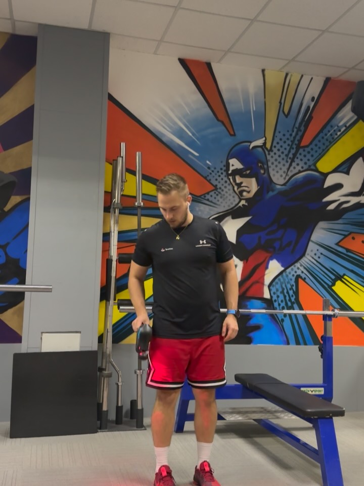 Eat in my own kitchen 💪🏽👨🏽🍳 Recovery 2.0
Chceš získat Michelinskou🌟? Tak musíš trénovat, přemýšlet a pečovat o tělo, jako kdybys ji už měl.
Buď kuchařem, co ví, co dělá, ne někým, kdo jen slepě míchá suroviny. Dnešní signature dish: Bulgarian Split Squat ISO 3s 😰
#brotasfitness #brotas #osobnitrener #kentoyafitness #strengthandconditioningcoach #rpr #triphasistraining #praha10 #kentoya #posilovani #cviceni #fitko