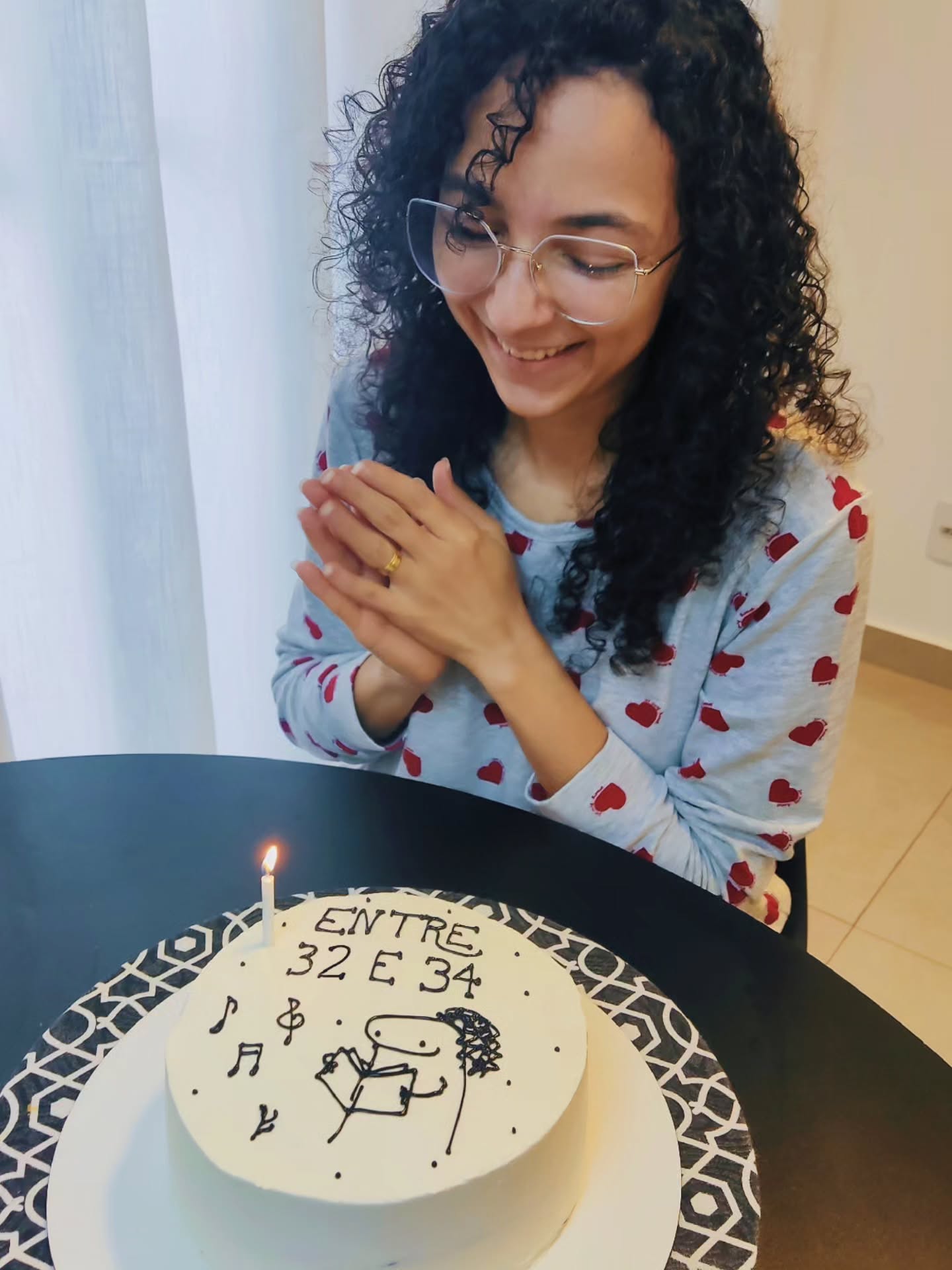 E essa piadinha com os nomes dos meus livros? Meu marido é um gênio! 😂❤️
Hoje eu completei 33 anos de vida, o primeiro em que sou uma autora publicada, e eu estou MUITO feliz! ✨ Conquistei tantas coisas maravilhosas, fiz tantas amizades incríveis, eu só tenho a agradecer a Deus e a vocês por me proporcionarem tantos sorrisos e lágrimas de alegria por todos esses anos 🥹
Saibam que meu coração está transbordando de amor ❤️😍
Um agradecimento especial a @alberto.junior.995, você é tudo para mim! Te amo 🥰
(E teve gente que acreditou nos meus 20 aninhos, hein? 😎 Kkkkkk)