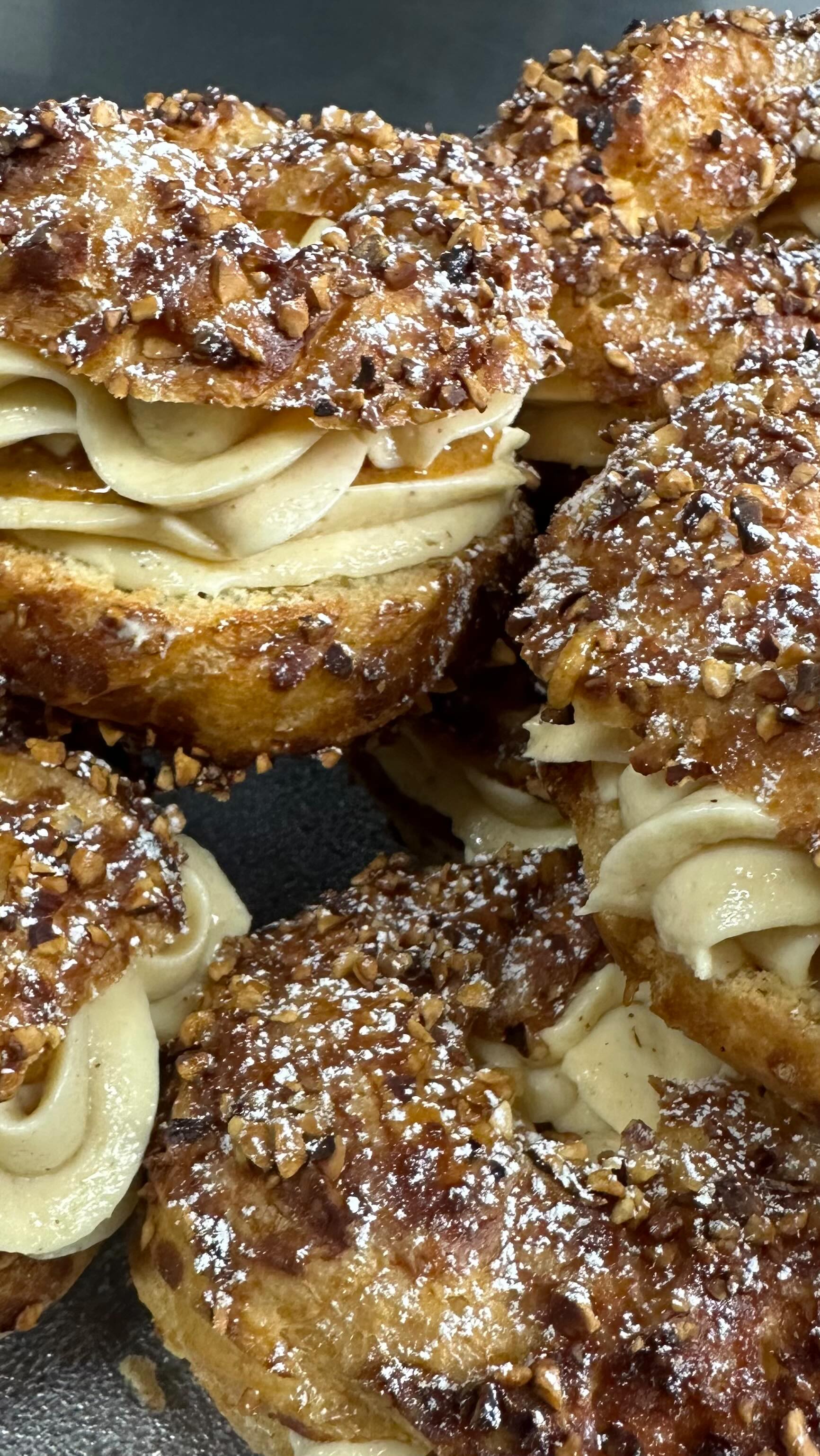 🚨 Alerte gourmandise 🚨
Du craquelin croustillant, une crème mousseline ultra légère, et un praliné qui fait fondre les cœurs 😍
Voici notre Paris-Brest maison.
Les Anglais en ont raffolé à Londres & on a quelques gourmands à Bourges qui nous en redemandent 🇬🇧!
👇
& vous #teamparisbrest ou quelle est votre gourmandise favorite ? 🤩
#ParisBrest #DessertAddict #FoodPorn #InstaFood #Gourmandise #PâtisserieFrançaise #FaitMaison #CrèmeLégère #Praliné #DessertTime #FoodLover
#traiteurgastronomique #TraiteurGastronomique #CentreValDeLoire #bourges