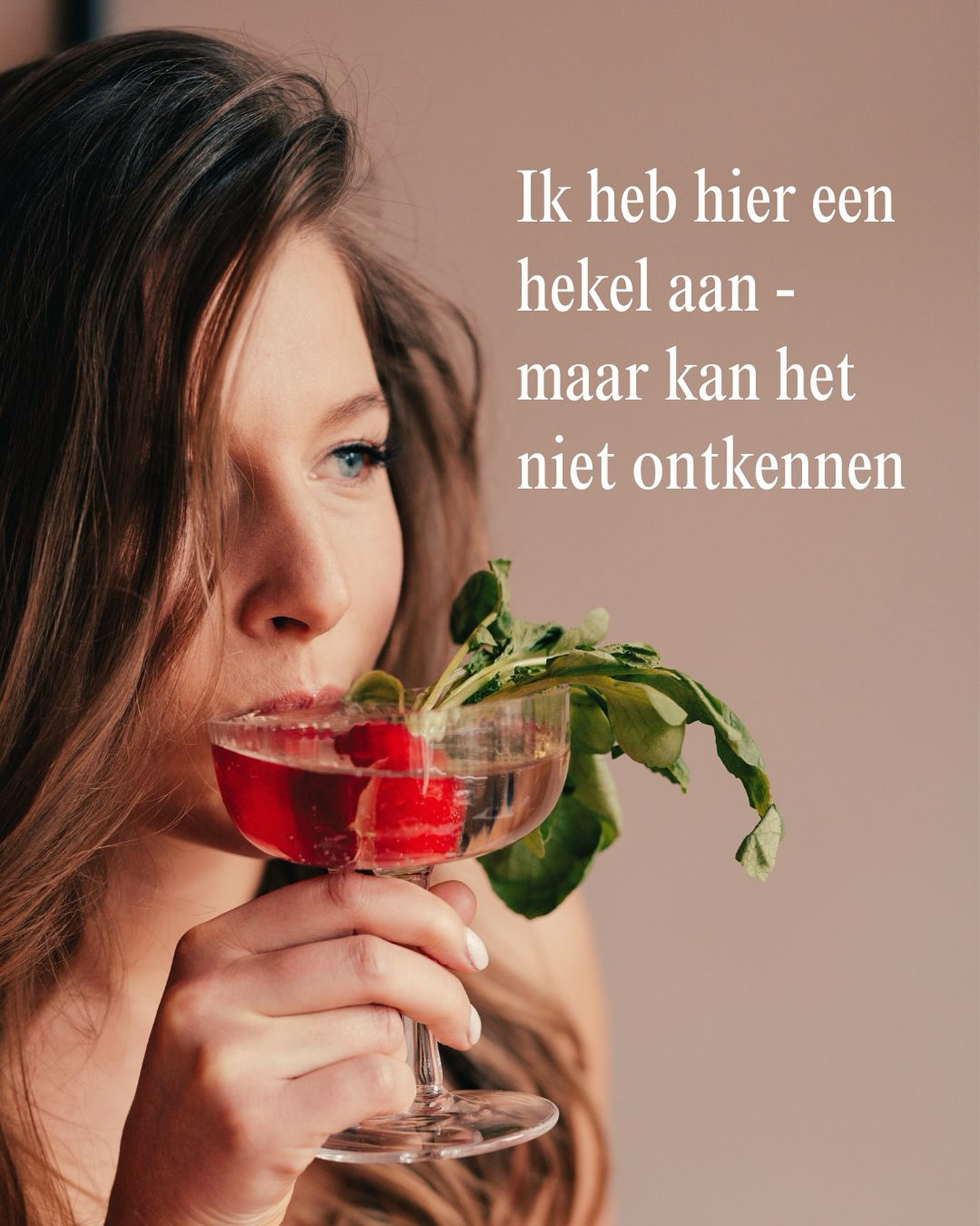 Rustig aan doen, pauze nemen, stress verlagen, tv kijken het voelt allemaal zo nutteloos. Ongemakkelijk. Zelfs een beetje onveilig.
Bijzonder hè? Hoe ontspanning kan voelen als onveilig. Zijn we dan zo gewend geraakt aan stress (hormonen), dat ontspanning ongemakkelijk voelt?
“Ik heb vandaag nog geen 10 minuten op de bank gezeten” een uitspraak die ik deze week nog hoorde van een cliënt die graag gewicht wil verliezen.
Rusten voelt voor veel vrouwen onveilig. Ongemakkelijk. Nutteloos. Terwijl rust essentieel is.
En dat rusten lastig is herken ik zelf als geen ander. Ik heb zelf als ik eerlijk ben ook een hekel aan rusten. Zoveel leuke (nuttige) dingen te doen toch??
Maar toch zit er zoveel gezondheidswinst voor jou als vrouw in meer rust.
En i know dat het mega lastig is, ook ik blijf hier elke week stappen inzetten. (Mama worden heeft hier een flinke boost aangegeven.)
Maar het betekent alles maar dan ook alles voor je hormonen, je wens om af te vallen, je wens om je energieker te voelen..
Stress (en dus niet kunnen ontspannen) is de nummer 1 reden van insuline resistentie. En insuline resistentie gaat hand in hand met huid, hormoon en darmklachten, energie tekort en moeite met afvallen.
Hoe voelt ontspanning voor jou? Kun je goed ontspannen? En wat doe je om te ontspannen?