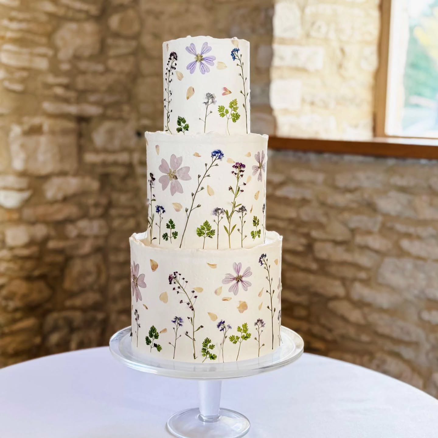 🌸A touch of timeless romance🌸
This beautiful wedding cake is adorned with long, delicate stems of forget me nots and the soft lilac tones of musk mallow flowers - a graceful pairing that feels effortlessly elegant.
Perfect for couples who love understated natural detail.
Created by @theprettycakecompany whose artistry and attention to detail bring these pressed blooms to life so beautifully. 💕
#elegantcakes
#weddingcakeinspo
#pressededibleflowercake
#edibleflowercake
#weddingideas
#weddinginspiration
#floralcakes
#pressedflowers