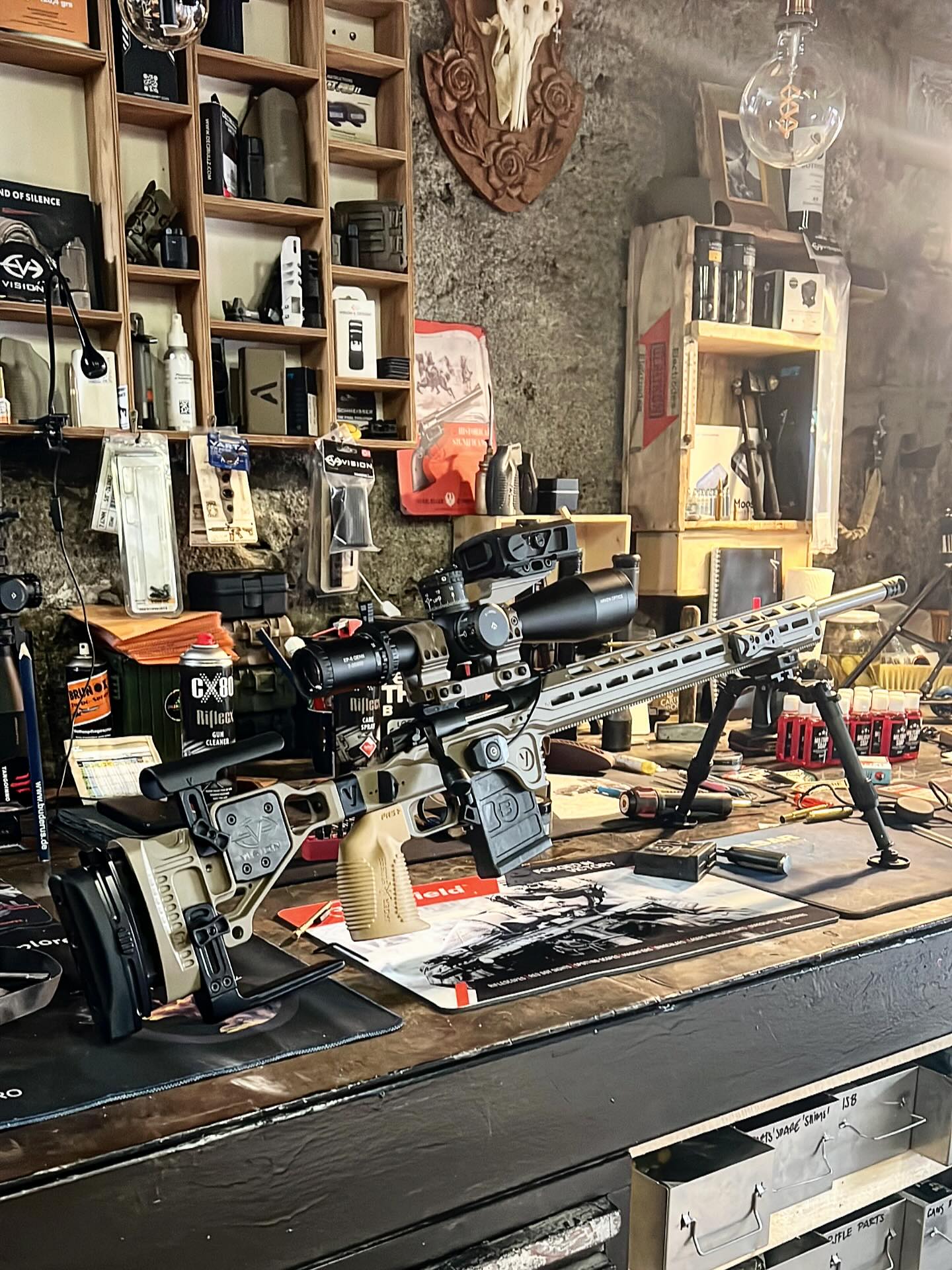 Here we go. Unser Demo- & Test-Gerät hat neue Beine bekommen. Wir freuen uns schon es auszuführen. Custom ist Vertrauenssache. 🌿 Il nostro dispositivo demo ha ricevuto nuove gambe. Non vediamo l'ora di provarlo. Il lavoro personalizzato per dispositivi di questo tipo è una questione di fiducia. #armeriagrigioni @framnesen i realy need your brass vision muzzlebreak to let it come to an end - the one now is just a placeholder 🙏🏽🤪