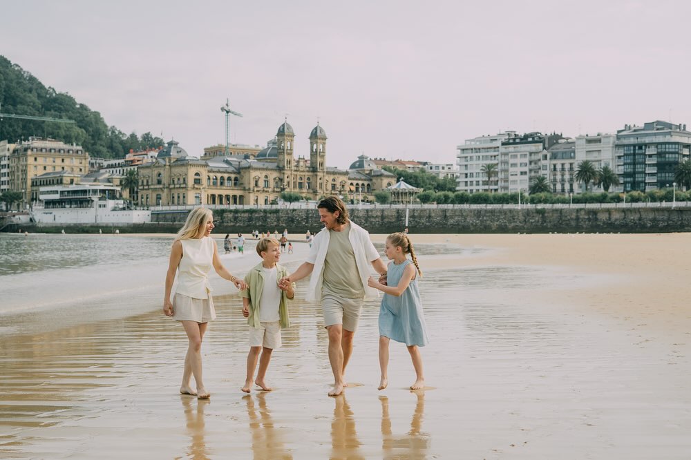 También realizo sesiones de fotos familiares 🌿
Por ejemplo, esta hermosa familia que vino a San Sebastián de vacaciones. Más que felices de explorar juntos la ciudad y crear recuerdos visuales llenos de amor, risas y momentos auténticos. 💛
Me encanta capturar esa conexión especial que hace única a cada familia.
⸻
✨ ENGLISH
I also offer family photo sessions 🌿
Like this beautiful family who came to San Sebastián for their holidays — so happy to explore the city together and create visual memories filled with love, laughter, and genuine moments. 💛
I love capturing that special bond that makes every family unique.
⸻
#FamilyPhotography #SanSebastian #LifestylePhotographer #VacationPhotos #FotografíaFamiliar #Donostia #FotógrafaDeFamilias #VisualBirdsPhotography