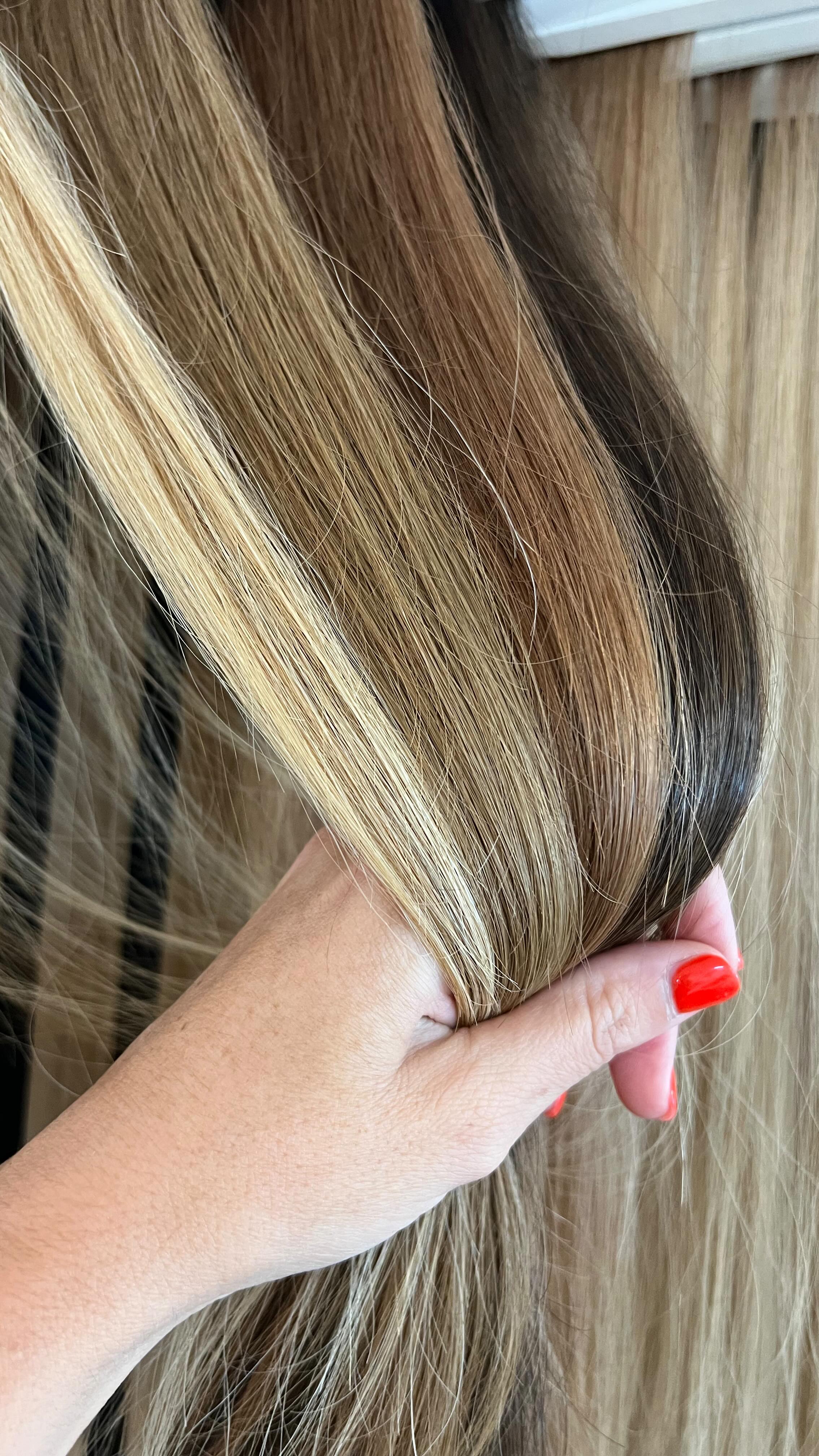 Weil Qualität spürbar ist ✨
Unsere Extensions bestehen aus hochwertigem Echthaar – seidig, natürlich und langlebig.
Ich arbeite nur mit den besten Partnern, damit du dich jeden Tag rundum schön fühlst. 🤍
Wenn du dir Extensions wünschst, die nicht nur gut aussehen, sondern sich auch gut anfühlen –
dann bist du bei mir genau richtig 💇🏼♀️
👉 Buche deine persönliche Beratung online oder schreib mir direkt per DM.
Ich bin für dich da 🤍
📍Bel Hair
Rosenstrasse 6
8700 Küsnacht
#belhairküsnacht #haarextensions #extensionsprofi #luxuryextensions #hairstylistzurich #extensionsspezialist #echthaarqualität #healthyhair #beforeandafterhair #beautifulhair