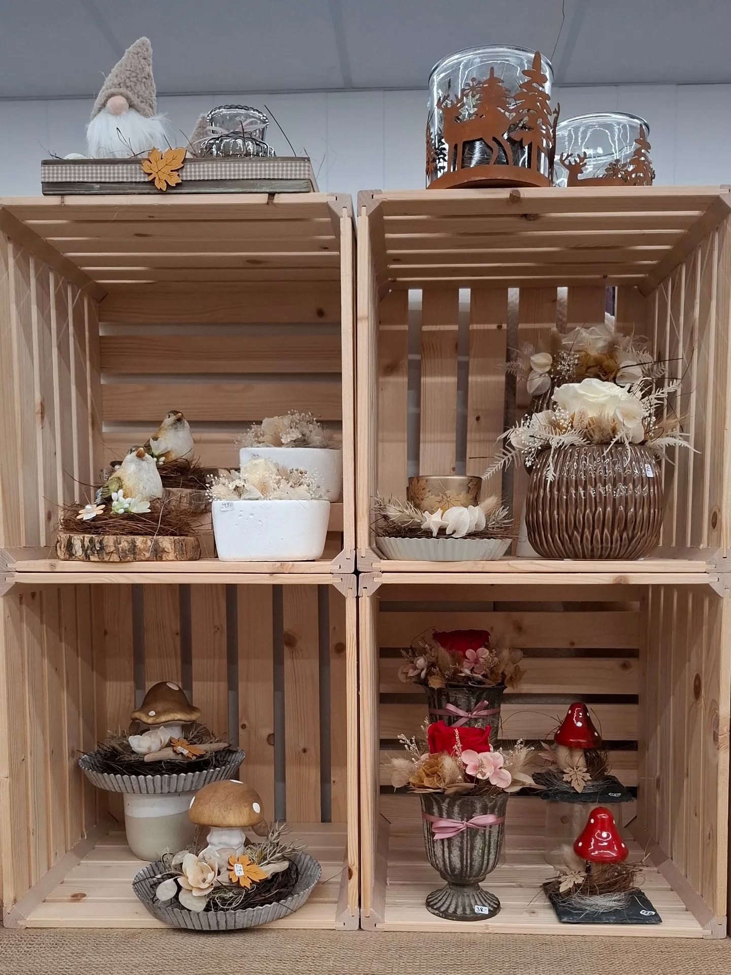 🍂 Hallo Herbscht, du Hübschä. 🍂
Herbst-Zeit ist Pilzli-Zeit. Und auch Waldtier-Zeit. Und Zeit für lange Spaziergänge, raschelndes Laub unter den Füssen, Sonnenstrahlen im Gesicht – und diesen einen Moment, wo du den Schal dann doch enger ziehst, weil die Herbstbrise um die Ecke zieht.
Zuhause wird’s dann umso gemütlicher. Warm. Heimelig. Einfach zum Geniessen. 💛
Herbst-Zeit ist eine gute Zeit.
An all das denken wir, wenn wir unsere Neuankömmlinge bestaunen. Von @verkaufshuettli mit Liebe handgemacht (herzlichen Dank!), wartet diese einzigartige Seewiser Herbst-Deko auf ein neues Plätzchen.
So kannst du dir ein Stück von dieser wunderbaren Herbst-Zeit mit nach Hause holen. 🍁
#herbstzeit #herbstdeko #handgemacht #bazar_seewis