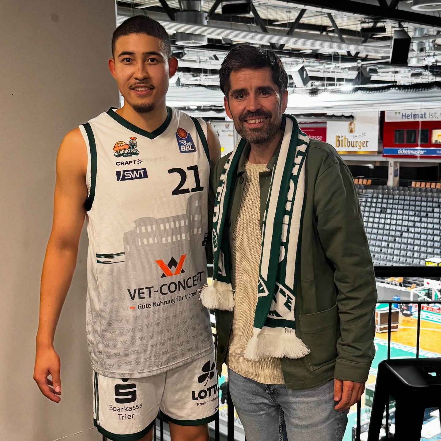 3. Sieg im 3. Spiel. Gladiators Trier spielen erstklassig und sind stark im Team. Mit einem Team aus Erzieher:innen war ich heute mit Lotto und unserer Kampagne des Bildungsministeriums „Werde Erzieherin, werde Erzieher in RLP“ zu Gast bei den Gladiators und habe für unser Team in den Kitas geworben. Wir können überzeugen und haben mittlerweile knapp 40.000 pädagogische Fachkräfte aktiv im Team. Euch gilt mein und unser Dank wie Respekt.
Komm gern dazu und stärke unsere frühkindliche Bildung für starke Kinder. Denn das sind unsere Gladiatoren von morgen.
#vetconceptgladiatorstrier #gladiators #trier #basketball #bbl #easycreditbbl #erzieherin #erzieher #rlp #sventeuber #bildungspolitik #bildung