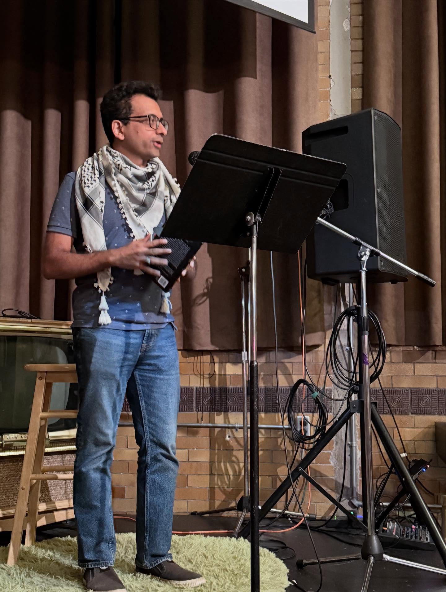 FULL MOON MAGIC at the October Lit Live!! 🌕📖🎤📖🌕 Amazing readers @aamiranauthor @jessicapeter1 @dearkestrel & Sneha Madhavan Reese made the stage at @thestaircase sparkle with their ghosts and illusions, their words and their light! #hamont #readingseries #litlive #canlit #literaryevent #writingcommunity