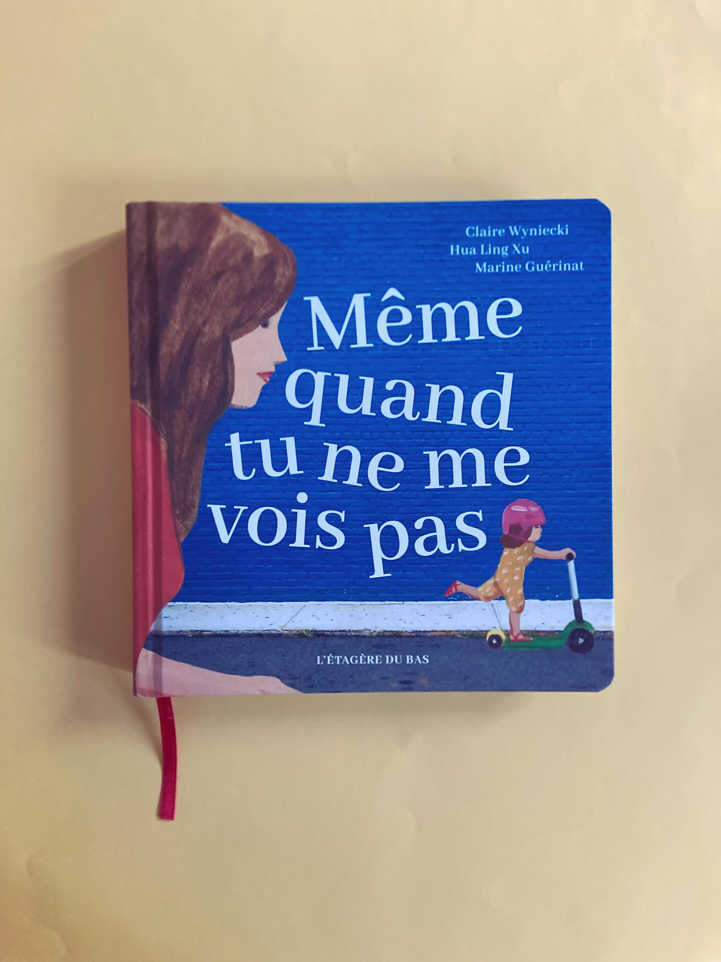 Présentation de notre prochaine nouveauté !
« Même quand tu ne me vois pas » est un ouvrage cartonné pour les enfants à partir de 2/3 ans qui aborde la question de l’autonomie des petits et des premières séparations parent-enfant. L’écriture de Claire Wyniecki de @choeurcoeur, à la fois directe et douce, est une véritable déclaration d’amour inconditionnel de la narratrice pour sa fille. Les illustrations de @hualing_xu donnent vie aux personnages du récit avec beaucoup de poésie et de tendresse tandis que les photographies aux tons chauds et lumineux de @marin.guerinat apportent une touche de réalisme qui facilite l’identification des jeunes lecteur.rice.s. Nous espérons que vous apprécierez ce mélange audacieux de nos 3 talentueuses créatrices ! Le livre sera disponible en librairie le 17/10. En bonus, un marque-page en tissu qui peut devenir un bracelet pour rassurer l’enfant lecteur lorsqu’il est séparé de ses parents ❤️
#letageredubas #albumjeunesse #albumcartonné #clairewyniecki #hualingxu #marineguerinat #memequandtunemevoispas #autonomiedelenfant #separationparentenfant #litteraturejeunesse #amourparental #harmoniamundi #editionindependante