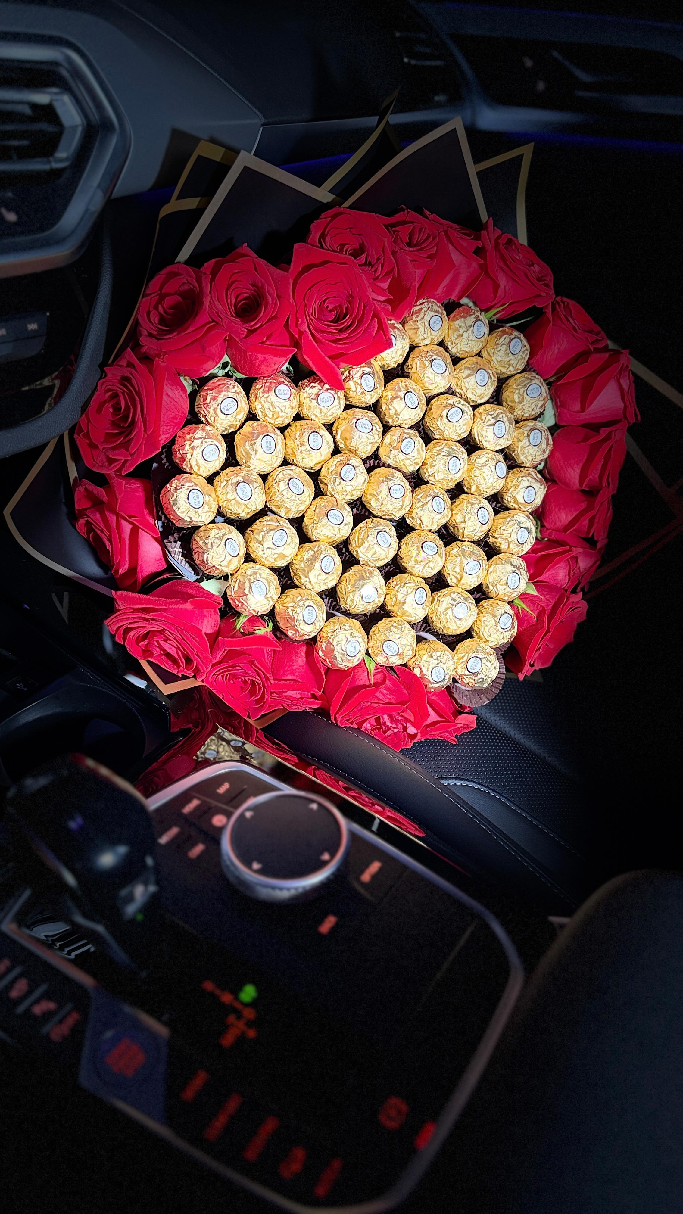 Designed to impress ✨💐
The perfect luxury detail to say I love you in style.
💌 Custom floral gifts available in Miami. #MiamiFlowers #MiamiBouquets #LuxuryBlooms #FlowerShopMiami #MiamiFlorist #bouquetmiami #giftmiami
