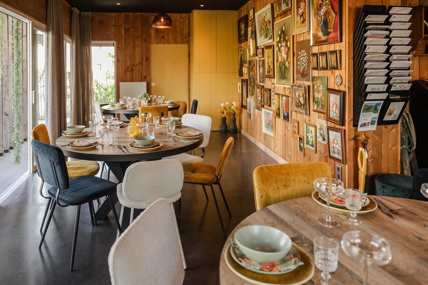Gezellig tafelen in 7 o ‘ Clock, ons vakantiehuis voor 12 tot 18 p.
Dikke merci aan @fotografie_els voor de prachtige foto reportage #timeoutvakantiemakers #visitriemst #bijzondergronds #gezelligheid #samenopvakantie #framily #weekendjeweg
