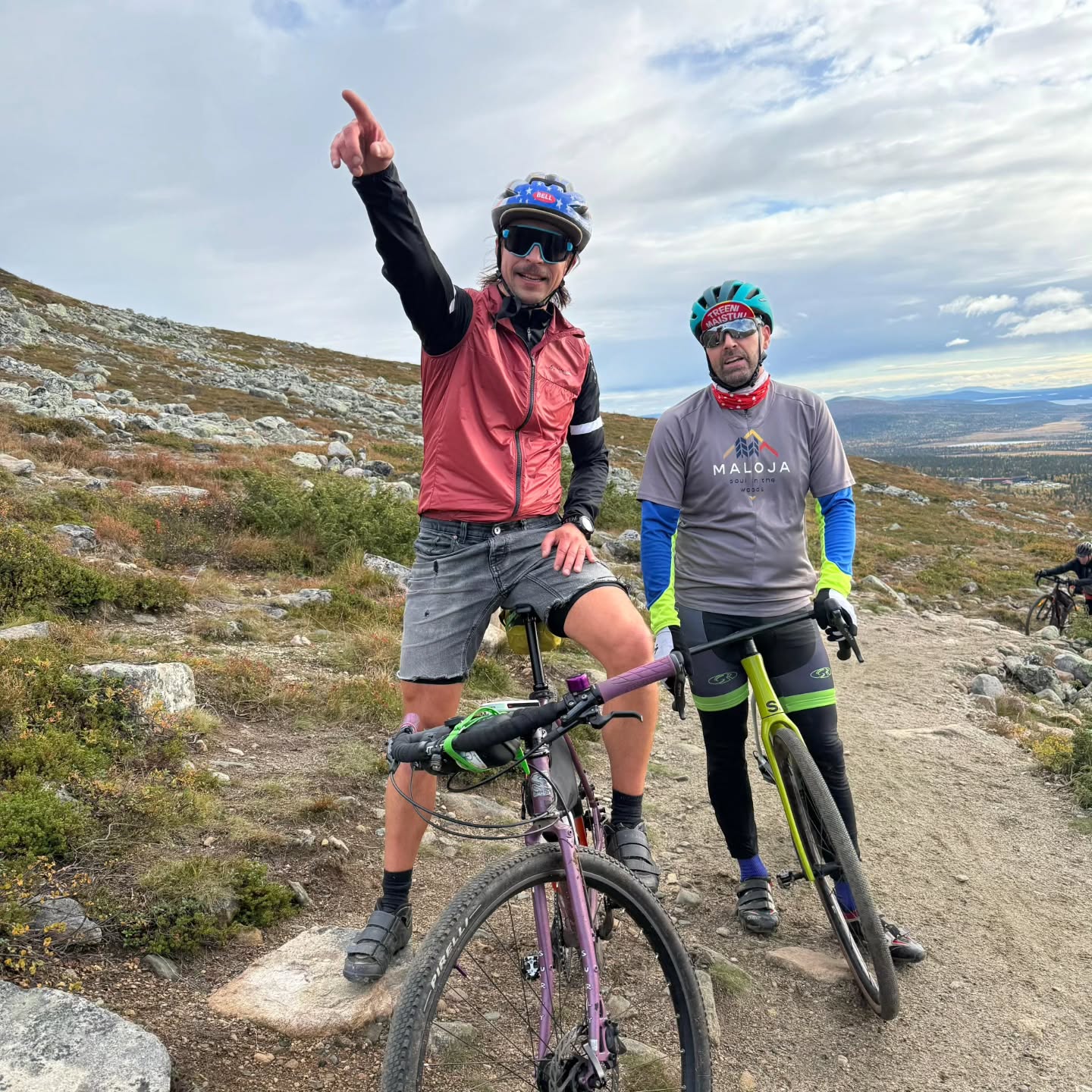 Tärkeä osa pyöräoppaan työtä on sormella osoittelu uskottavasti.
Kesällä 2025 saatiin Tanelille viralliset Suomen pyöräilyohjaajan paperit, joten nyt meillä on ihan sertifioitu sormella osoittelija.
#suomenpyöräilynohjaajat #opastetutpyöräretket #bikepacking #gravel