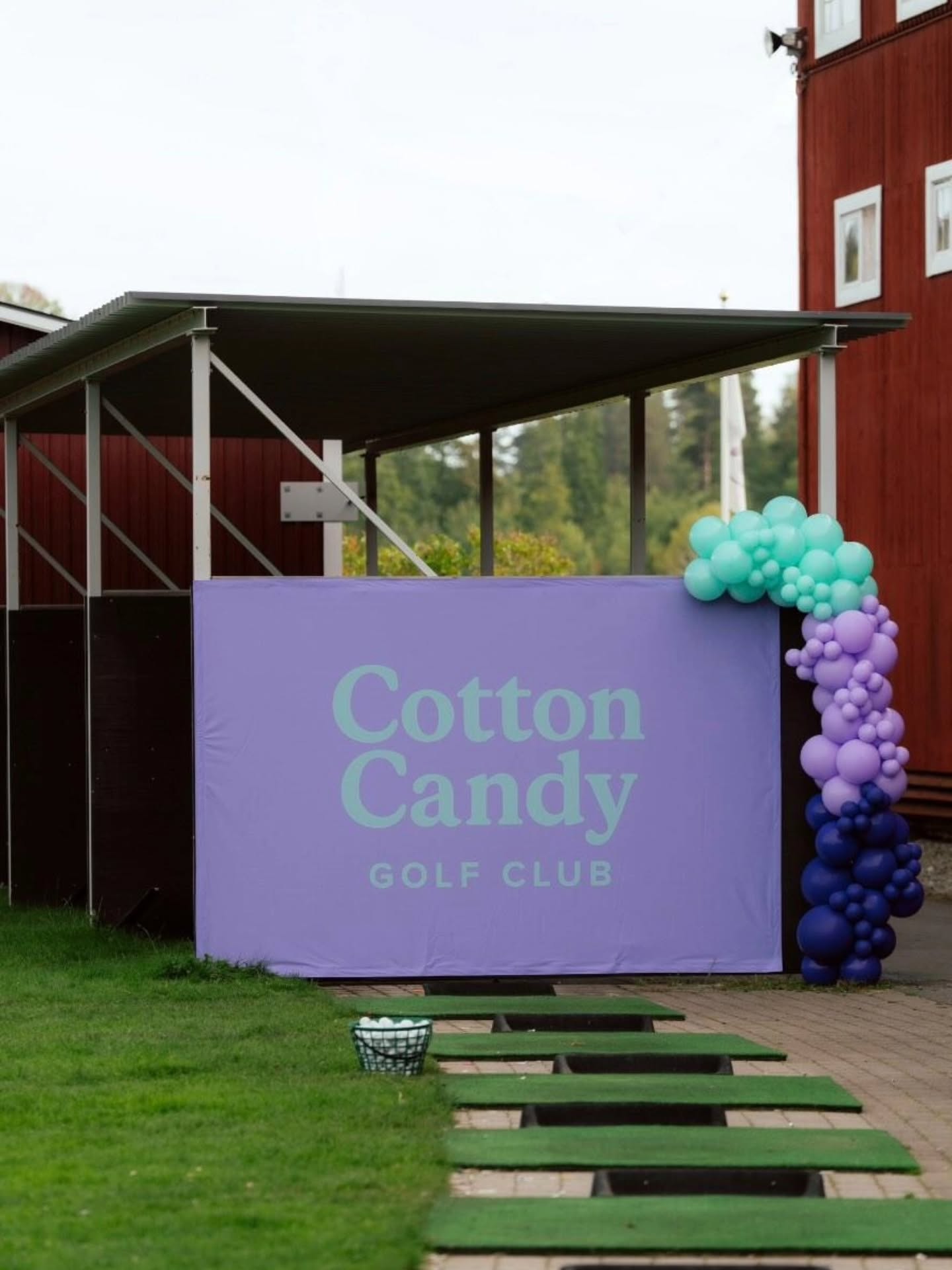 Ballonger som förmedlar känslan av ditt varumärke. ✨️
En tidig lördagsmorgon rullade vi ut till Salem Golfklubb för @cottoncandygolfclub första event.
Uppdraget: en ballongbåge som matchar deras färger – och wow, vilken träff! 🎈
Sea green, lilac och violet – en färgkombination lika lekfull som deras koncept. 🎉
Vi älskar att skapa dekor som både förstärker varumärket och sprider glädje! 🎈
#ballongdekor #eventdekor #event #festdekor #ballonger #ballongbåge #creativecelebrations #företagsevent #golfevent #ballongerstockholm
