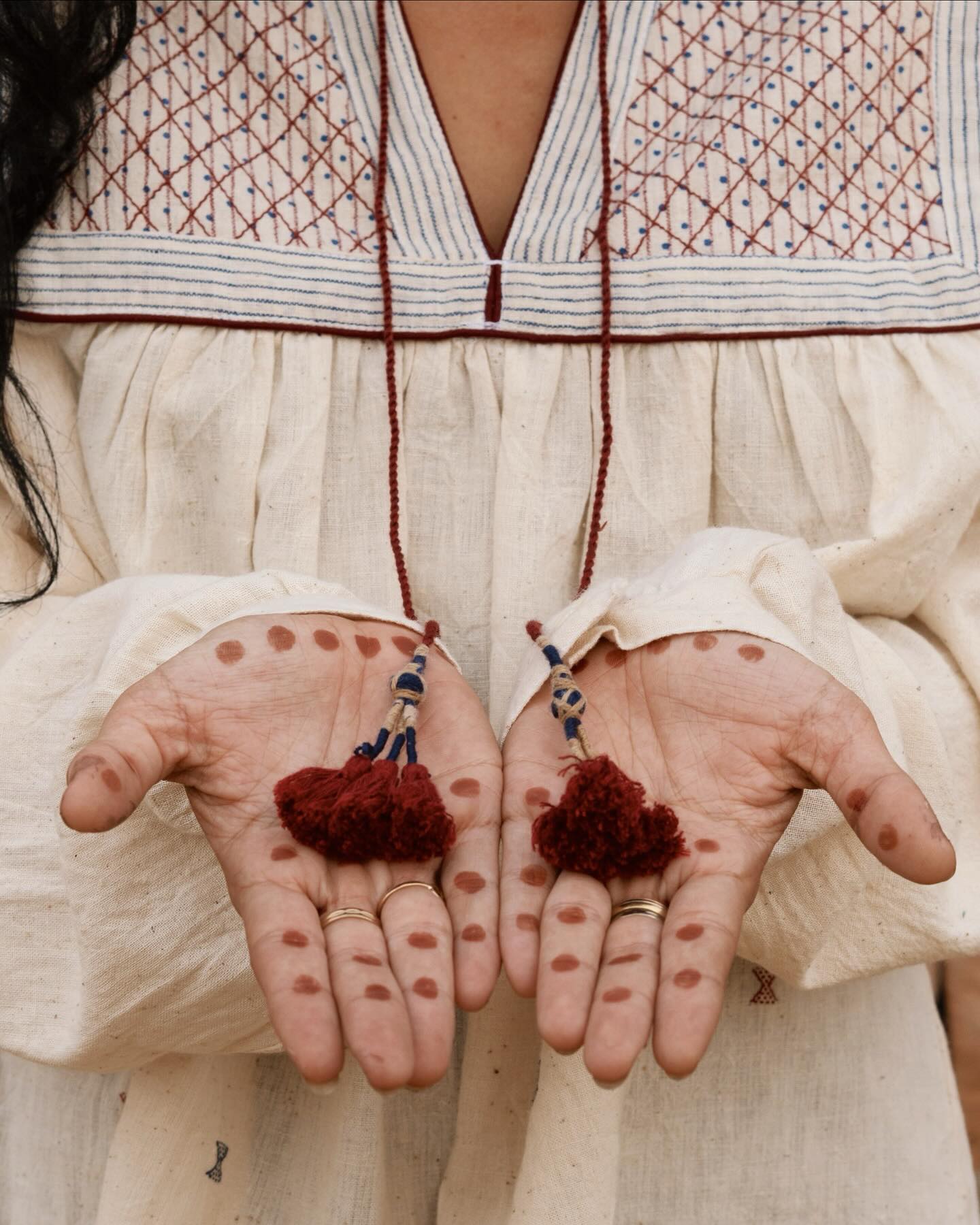 While patiently waiting for the first new items to arrive, I already wanted to start sharing some of the gorgeous pictures I received this week from the photoshoot with dream team @tirtha.studio & @saraji.santarelli 💛
Usually I take all the photos you see here myself, as I truly love photography , but this time I asked @tirtha.studio & @saraji.santarelli to capture a few of my favorite pieces from the collection.
I’ve been such a fan of their work for a long time. Their photos feel like true pieces of art! Made with so much care, creativity, patience, and a whole lot of love, just like the clothes themselves ✨
The Handwoven Kora Blouse will be available soon!
⭐️ Silver jewelry by @gulabo.bysaraji