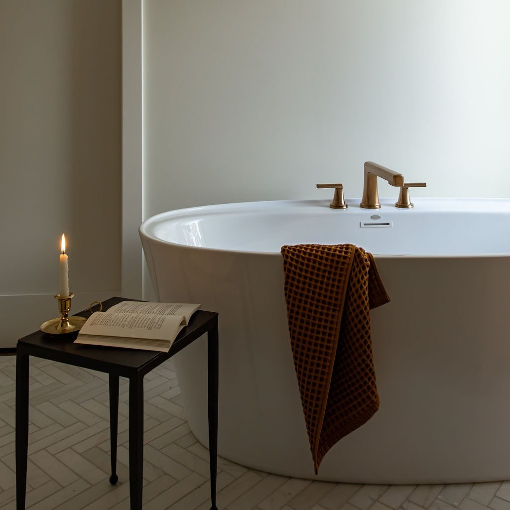 Soaking up the Friday slow-down. A freestanding tub with a quiet moment is the perfect way to wash the week away. #projectmoderntudor
Build: @divinecustomhomes
Interior Design: Haven Design Collective
Styling: @charestvalentine
Photography: @ashley_sullivan__