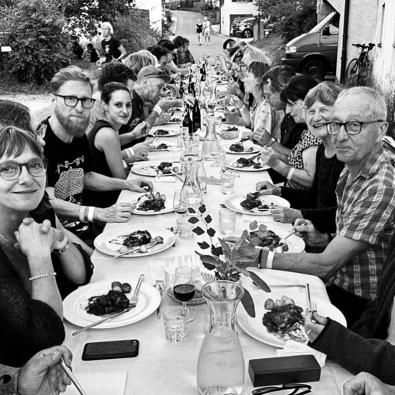 Diesen Sonntag AUF dem Ochsen Platz. Ochsentavolata 2025. Start 13 00 ( für Alle)
Menu
Salat in der Schüssel auf dem Tisch
Rindsbraten, Stock, Gemüse
Kosten Fr. 35.- p.P.
Ohne Dessert/Getränke
Nur auf Reservation bis diesen Samstag 12 00.
ä Pullover chönnt hälfe.....😉
Mir freue eus uf Alli💪#ochsenoltingen #ochsenmachtglücklich #ochsentavolata #tavolata #sonntagsbraten