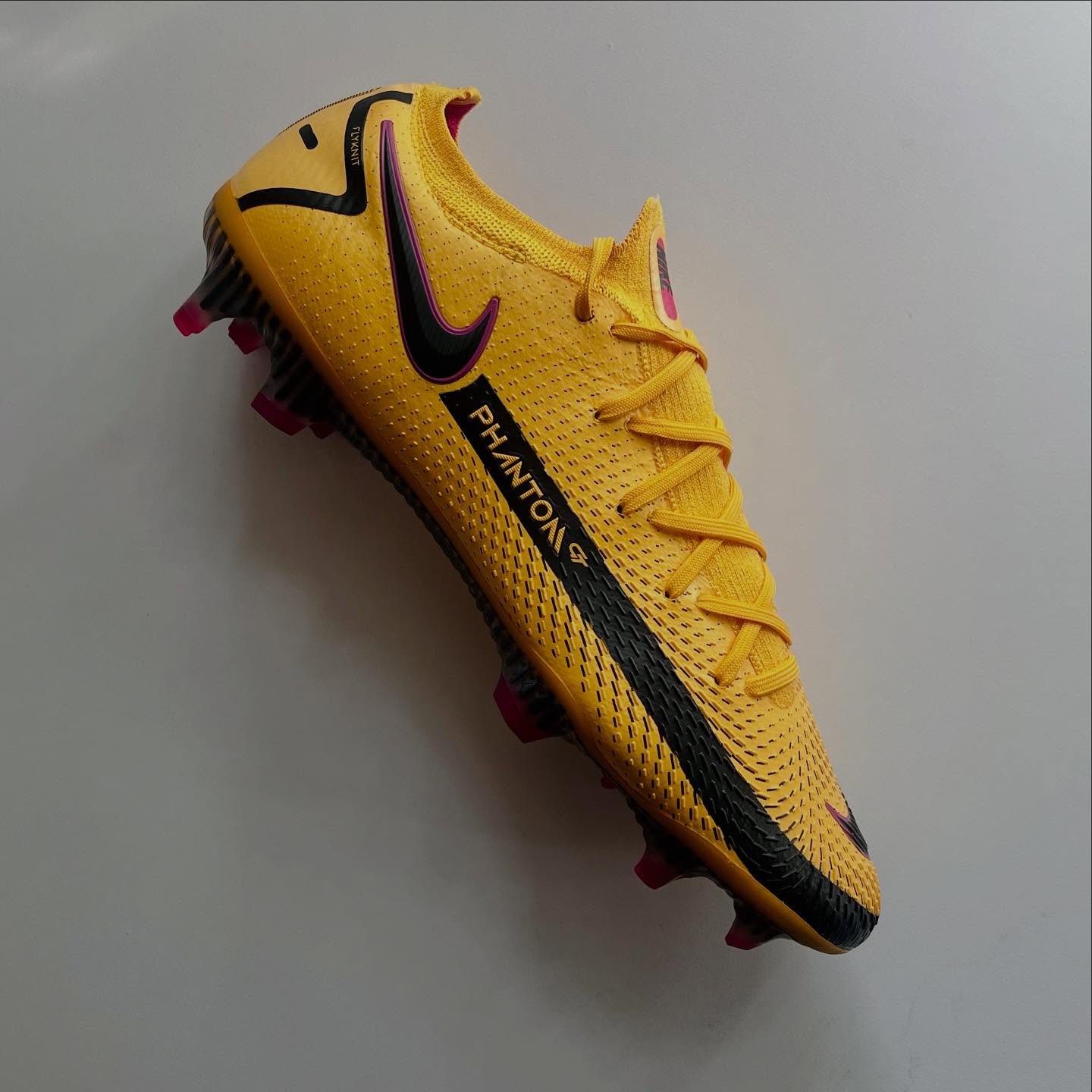 Rare Gold on the field. Precision in your game.
The hard to find Nike Phantom GT Elite in University Gold, Black & Fireberry is crafted for creators and finishers alike — boasting elite touch tech, dynamic lockdown, and that colorway that demands attention.
Ready to make your mark? This boot’s waiting for you.
#NikePhantomGT #EliteBoots #CreatorsBoot #FootballBoots #RareBoots