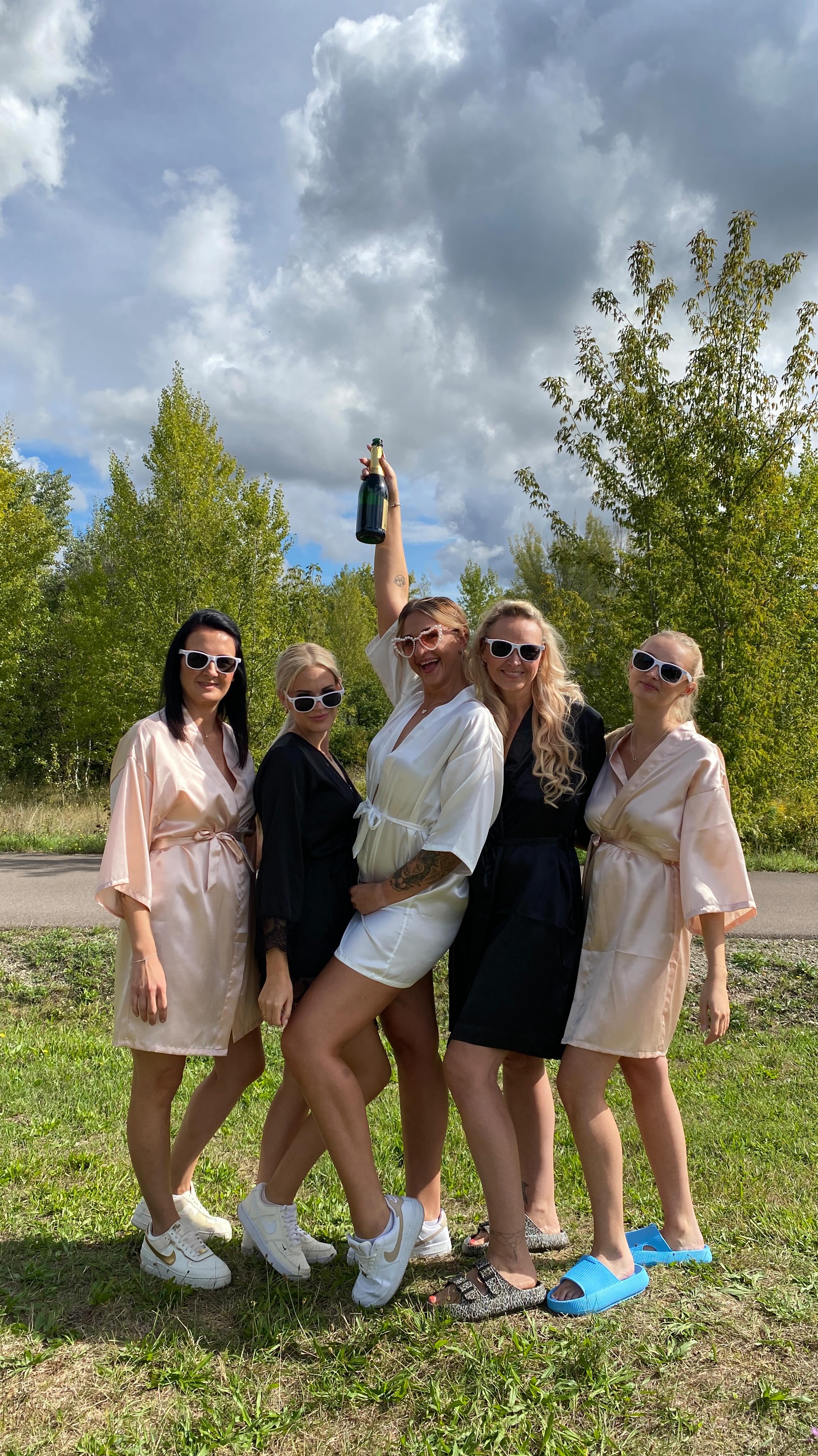 Erst echt. Dann perfekt.
So beginnt jede gute Liebesgeschichte – mit Chaos, Lachen und einem bisschen Sekt. 🥂🤍
#bride #bridalsquad #fürmehrrealitätaufinstagram #fun #korkenknallen #themoment #girlspower #havefun