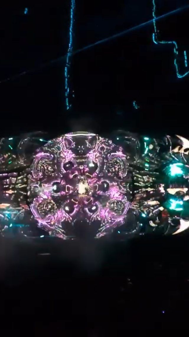 Memory from that one time me and @gammadeltavisuals melted our brains together at @modemfestival 2025 ✌👽✌