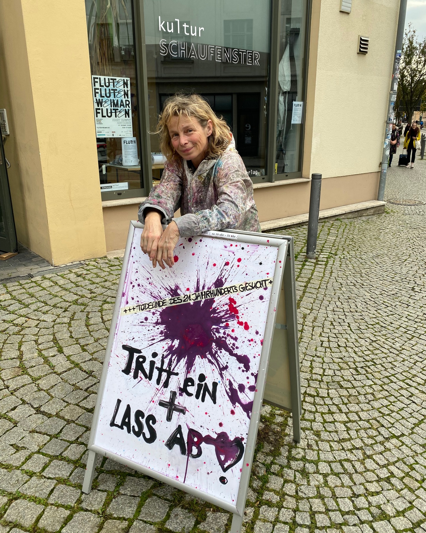 TRITT EIN + LASS AB!
Das Sündenwerfen geht weiter! Kommt am Nachmittag einfach vorbei, beschriftet das Plakat mit euren Todsünden und löscht sie aus, indem ihr sie mit Farbeiern abwerft! 🎨💥
@wumskunst
#todsünden#eierwerfen#kunstaktion#gemeinschaftswerk#farbeier#trittein