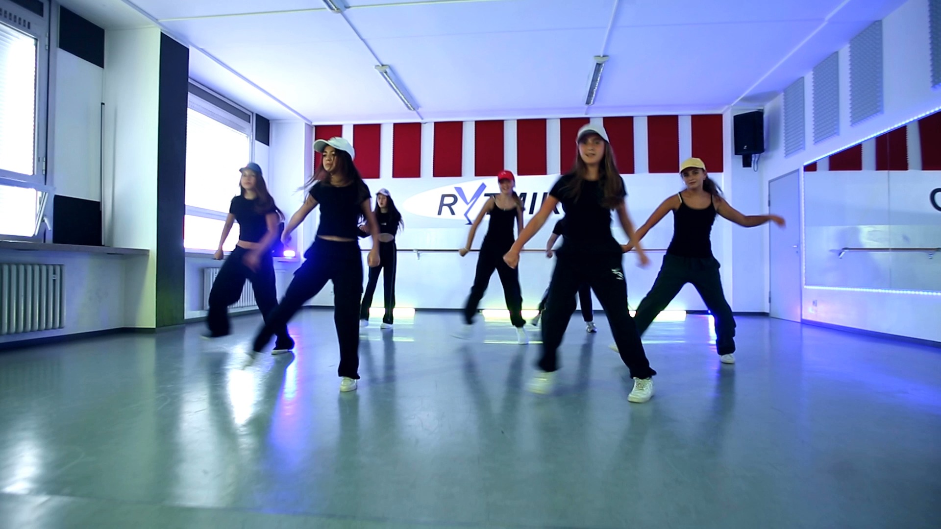 ✨ „Sie tanzen, sie strahlen – sie leben ihre Leidenschaft. Unsere Hip-Hop-Kids - Teens in Action!
*
Hip Hop (Basics) Jeden Donnerstag ab 16:30 Uhr mit @ferrarinichiara_
*
Der Einstieg in unsere Kurse ist jederzeit möglich. Schaut gerne vorbei. Wir freuen uns auf euren Besuch.
>>>>>>>><<<<<<<<
#hiphop #danceclass #danceschool #rytmiko #stuttgart #dancers #dancejourney #dancingunited #nextgenhiphop #lebedeineleidenschaft“