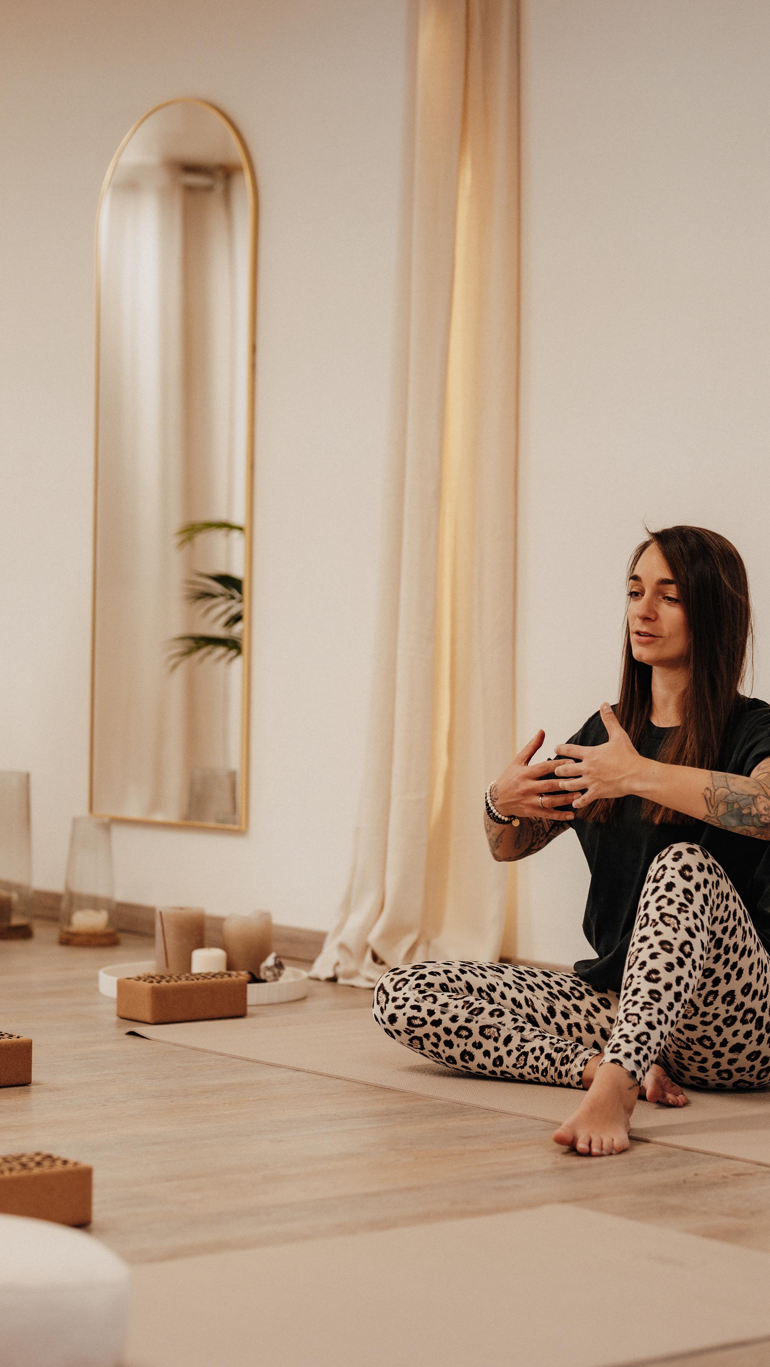 Ich höre oft so viele Gründe, warum Yoga „nichts für mich ist“.
Aber weißt du was?
Hinter jedem dieser Sätze steckt oft ein Spiegel – ein kleiner Hinweis darauf, was du vielleicht wirklich brauchst.
• „Nur für Frauen“ – Achtung: Weiblichkeit hat nichts mit Schwäche zu tun. Vielleicht darfst du sie einfach (wieder) entdecken.
• „Nur Entspannung“ – Vielleicht fällt es dir einfach schwer, wirklich loszulassen.
• „Das ist mir zu ruhig“ – Dann wird es Zeit, der Stille in dir Raum zu geben.
• „Das ist ja kein Sport“ – Bewegung muss nicht immer laut und schweißtreibend sein, um zu wirken.
• „Ist mir zu spirituell“ – Spiritualität heißt einfach: Verbindung. Zu dir. Zum Leben.
• „Yoga ist mir zu weich“ – Vielleicht musstest du zu oft stark sein.
• „Die anderen können das besser“ – Warum vergleichst du dich?
• „Ich kann das nicht“ – Niemand konnte das am Anfang.
• „Nur Dehnung und Stretching“ – Und wie flexibel bist du im Leben?
• „Ich kann im Savasana nicht entspannen“ – Dann braucht dein Nervensystem genau das.
• „Ich habe keine Zeit“ – Zeit ist Priorität.
• „Aber die Kinder“ – Genau deshalb brauchst du Yoga. Für dich.
• „Ich mache zuhause Yoga“ – Ehrlich, nimmst du dir wirklich 60–75 Minuten nur für dich?
Am Ende ist die Frage immer dieselbe:
Willst du wirklich etwas verändern – oder suchst du noch Ausreden, warum es nicht geht?
Yoga ist nicht das Ziel.
Es ist der Weg – zu dir.
#yogajourney #achtsamleben #yogamindset #innereruhe #yogafürfrauen #verbindungstattleistung #yogafürdich #achtsamkeitimalltag #yogastudiodillenburg #yogastudio #lahndillkreis #dillenburg