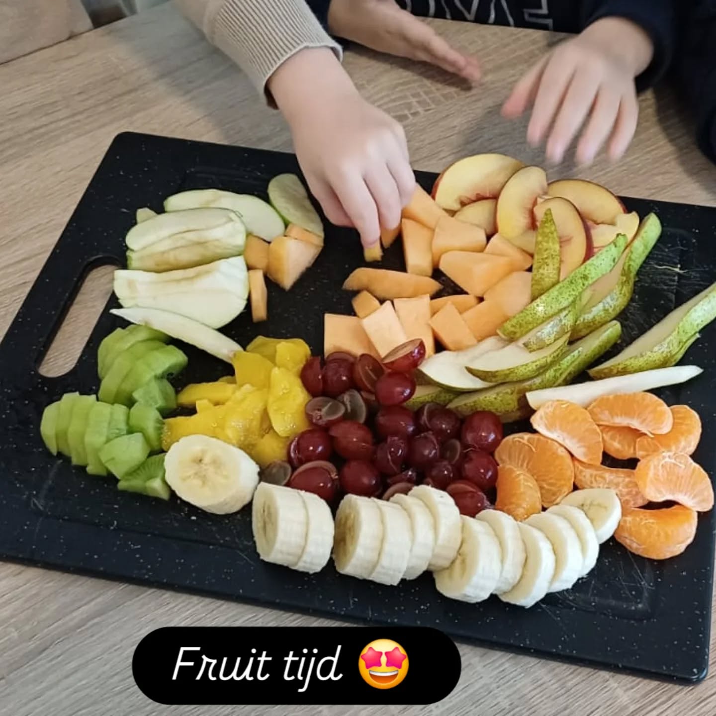 Om 9:30 eten we fruit 😋 we kiezen vooral seizoensfruit. Dat is smullen 🤩