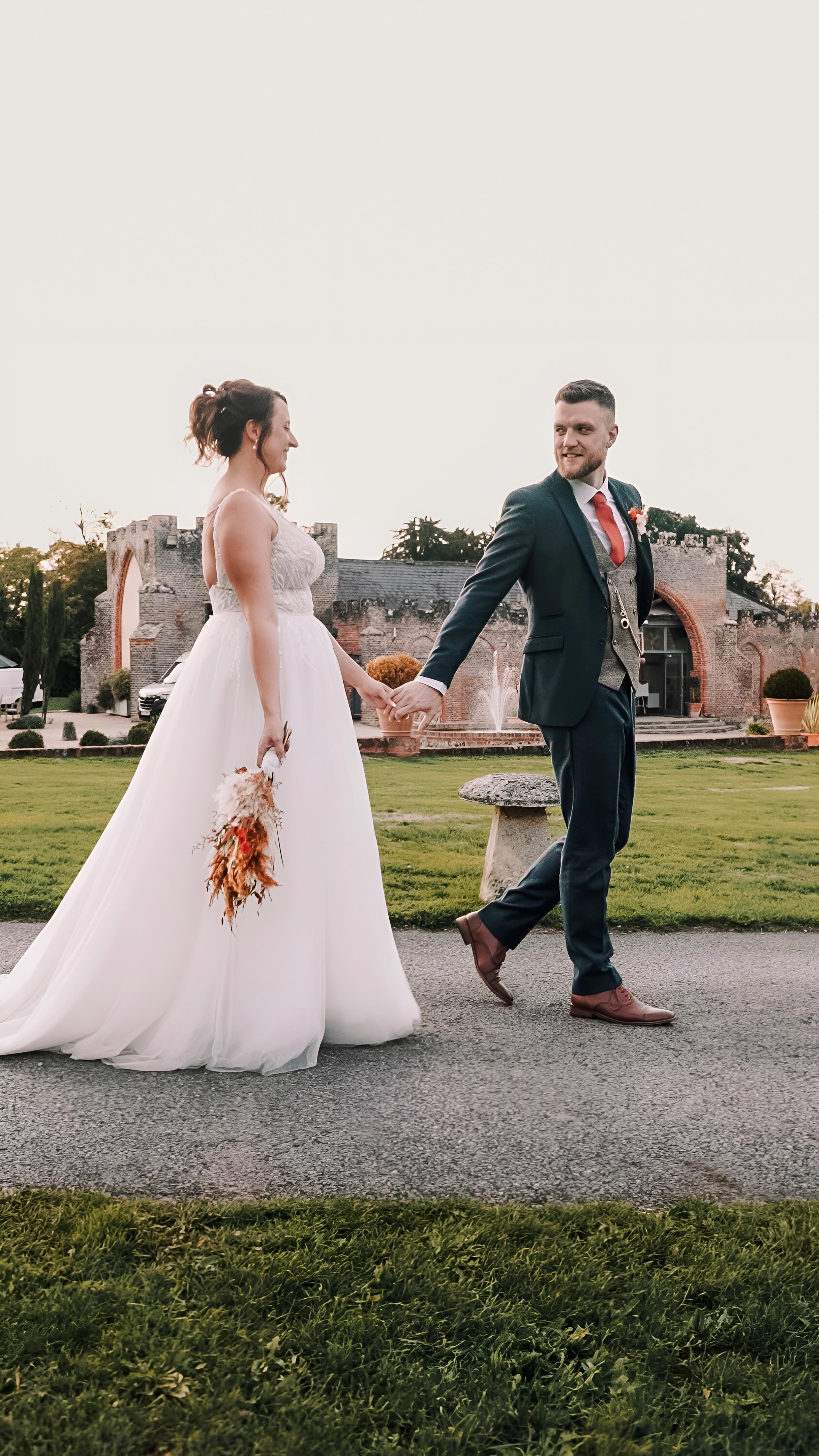 A magical moment during Same Day Edit preview for Leonie and James wedding at Wasing Park Estate. 🎬
Venue // @wasingweddings
MUA & Hair // @charlotteelizabethmua
Flowers & Styling // @elodiemarleyweddings
Cake // @celebcakesbycatherinescott
Photo // @truelensart_weddings
Magician // @mysteryguestuk
Singer // @kuransings
DJ // @officialdjryno
Photo-Booth // @themagicmirrorco