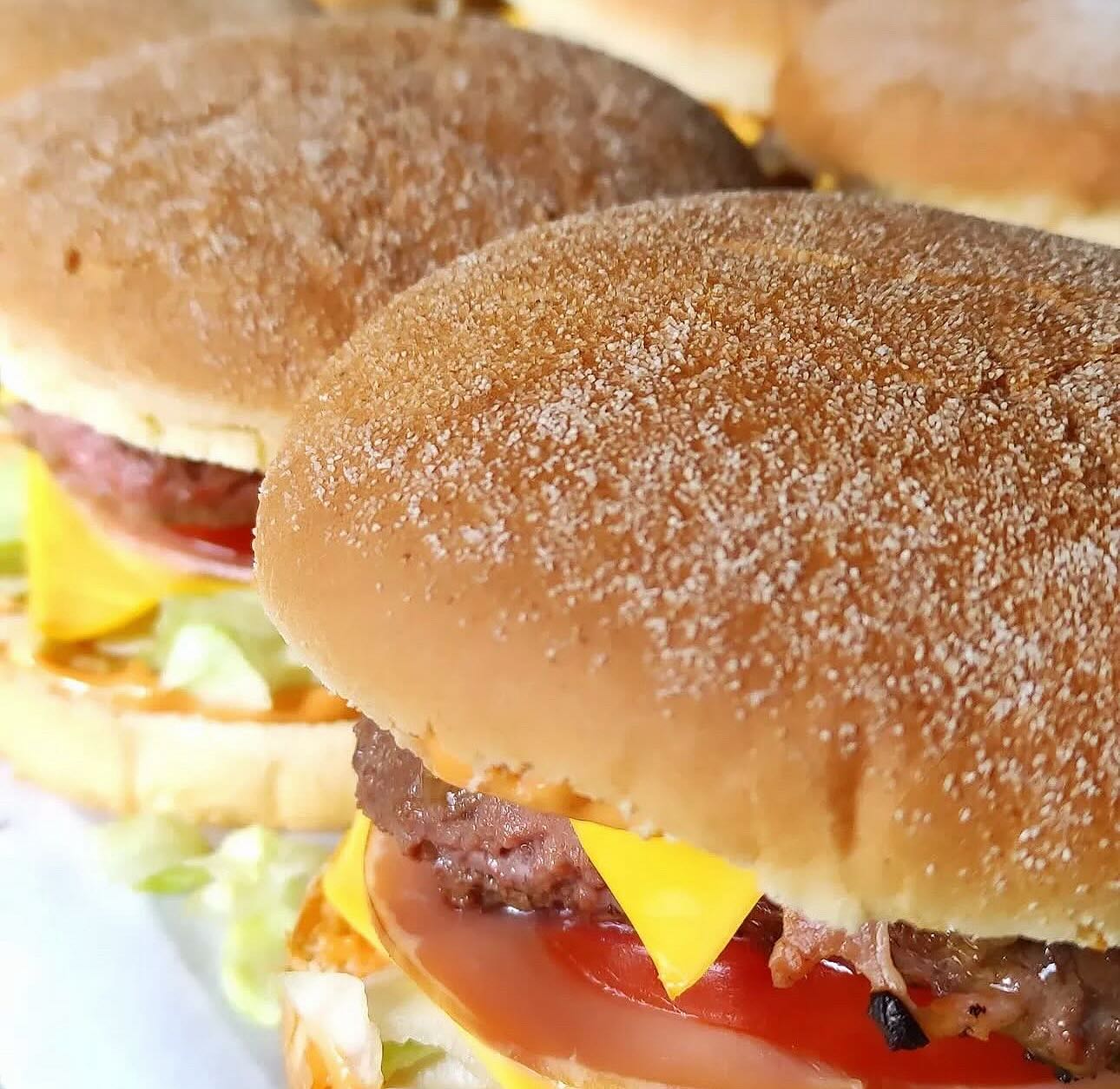 Mercredi journée des enfants, burger frites maison !
Ce midi, oui et ce soir aussi en plus de la soirée tapas !
Tel. 0955816141