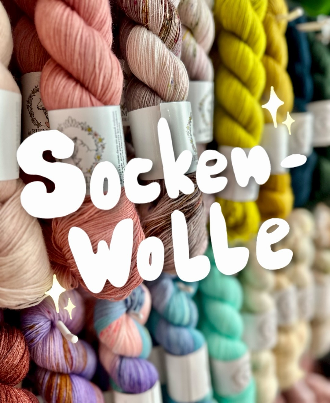 Wir haben den 🧦Socktober🧦genutzt und ALLE unsere Sockenwollen in einem Post gesammelt, damit ihr einen schönen Überblick habt. Ihr findet die ganze Auswahl bei uns im Laden und online im Shop.
@schoppelwolle @labienaimee @cascadeyarns @hedgehogfibres @isageryarn @jarbontextiles @retrosariarosapomar @tiekegarne