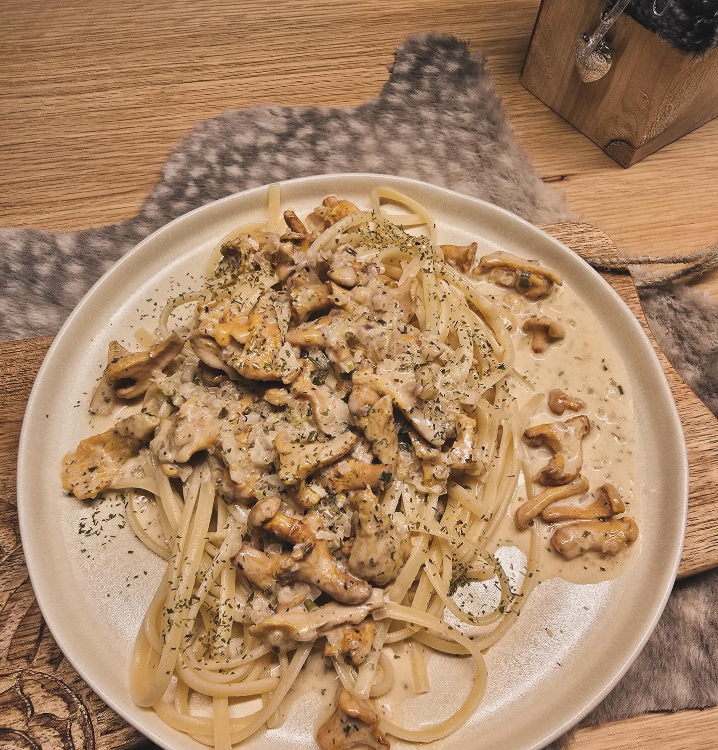Nudeln mit Eierschwämmli
Es gibt kaum etwas Magischeres, als den Moment, wenn zwischen Moos und Farn die kleinen Eierschwämme aufleuchten.
Jede Handvoll fühlt sich an wie ein Geschenk – direkt aus der Natur, voller Duft nach Wald und Herbst.
Diese kleinen Goldstücke wandern vom Korb direkt in die Pfanne … und verwandeln sich in einen puren Genussmoment.
Zutaten für 2 Personen:
250 g Nudeln
1 Zwiebel
1 Knoblauchzehe
200 g Eierschwämmli (Pfifferlinge)
Einen guten Schluck Weisswein
50 ml Nudelwasser
150 ml Halbrahm
1-2 TL Mehl
Salz, Pfeffer, Kräuter
Zubereitung:
Als Erstes die Eierschwämme von Erde, Sand und Blattresten befreien. Das geht am besten mit einem weichen Pinsel und einem kleinen Messer.
Tipp für hartnäckigen Schmutz:
Die Eierschwämme mit 1-2 EL Mehl in einen Gefrierbeutel geben und schütteln, damit das Mehl den Schmutz bindet - dann die Pilze in einem Sieb kurz abspülen und auf Küchenpapier zum Abtrocknen legen.
Die grossen Pilze halbieren.
Die Nudeln nach Packungsanweisung kochen.
Die Zwiebel und den Knoblauch fein hacken.
Etwas Öl oder Bratbutter in einer Pfanne erhitzen und die gehackten Zwiebel und Knoblauch glasig anbraten.
Dann die Pilze hinzufügen und darin etwa 5 Minuten mitbraten. Mit einem guten Schluck Weisswein und 50 ml Nudelwasser ablöschen und etwas einkochen.
Noch den Halbrahm dazu geben und mit 1-2 TL Mehl etwas eindicken lassen.
Die Nudeln mit der cremigen Pilzsauce servieren.
En Guete !
#thekitchenwitches #eierschwammerl #pfifferlinge #klosters #nudeln #pilzliebe #herbstrezepte #herbstküche #pilzrezept #selbstgesuchtepilze #homemade #vegetarisch #vegetarian