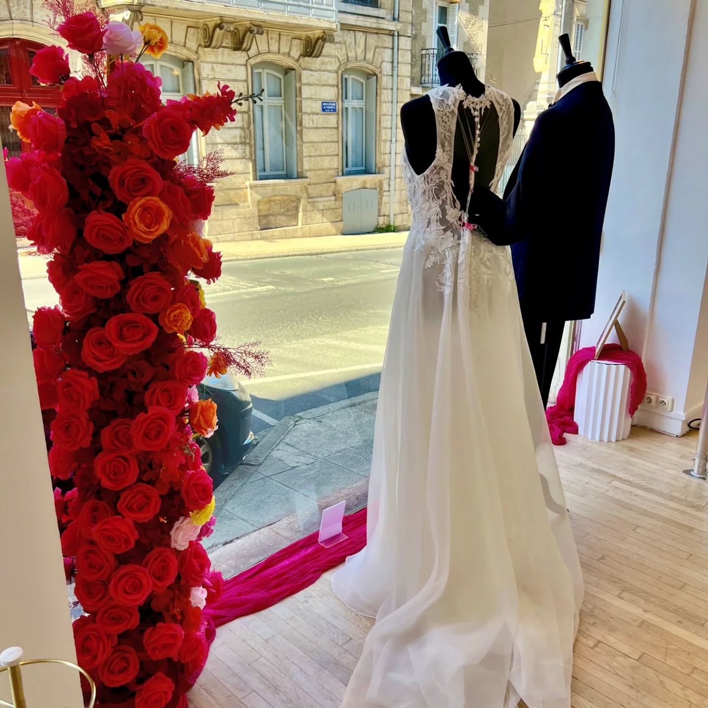 Vitrine d'octobre pour @heramariage_ à Poitiers
#decoration #vitrine #heramariage #thelittlefactory86 #robedemariée #poitiers #boutique #october #fushia #orange