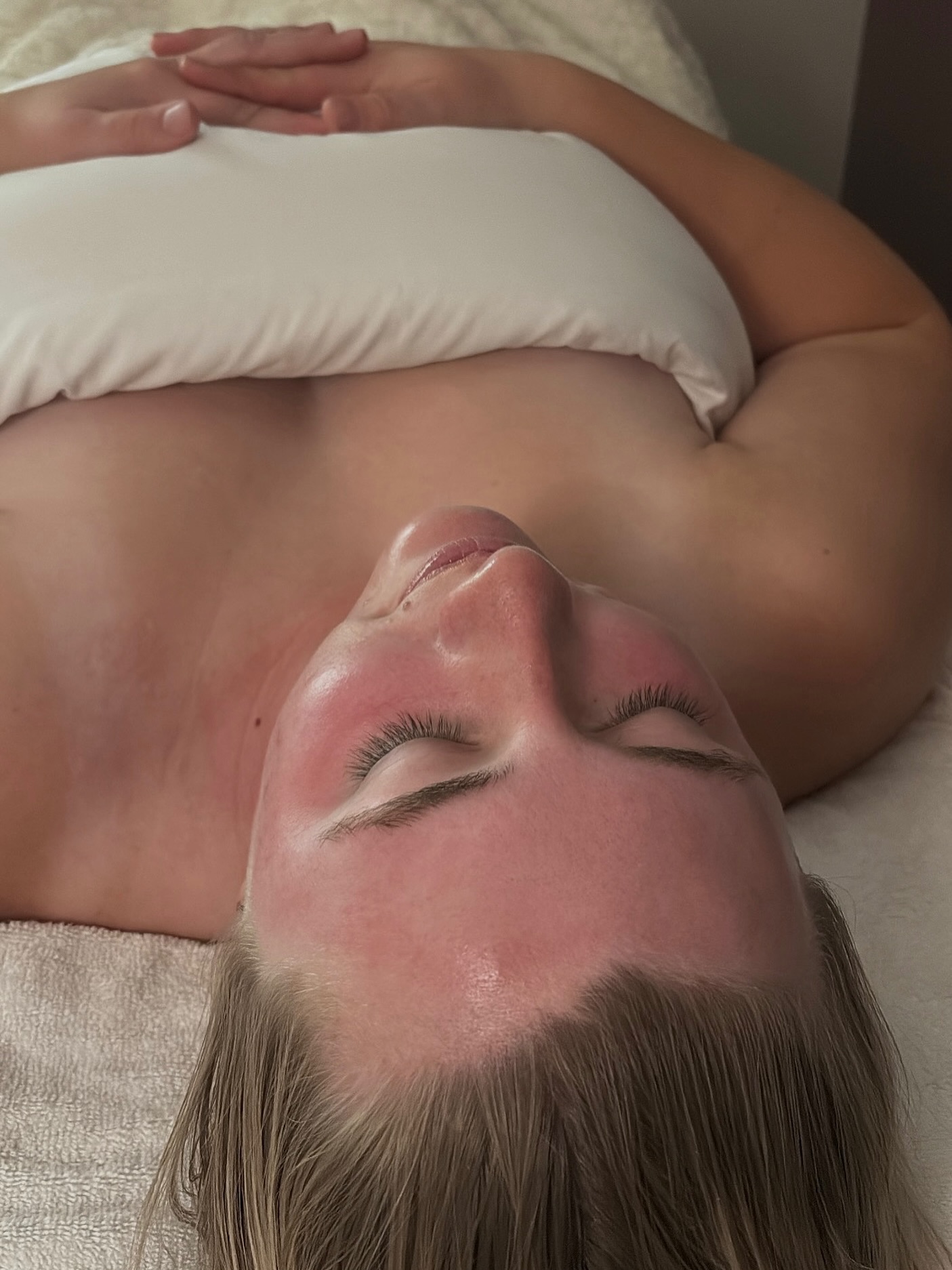 A beautiful rosy glow, but make it science-backed 💫💛 High frequency during facials helps boost circulation, oxygenate the skin, and kill acne-causing bacteria — leaving you with that fresh, post-facial radiance ✨
Extractions + Eminence Organics stimulating mask + high frequency = glowing, rosy, nourished skin 🌹