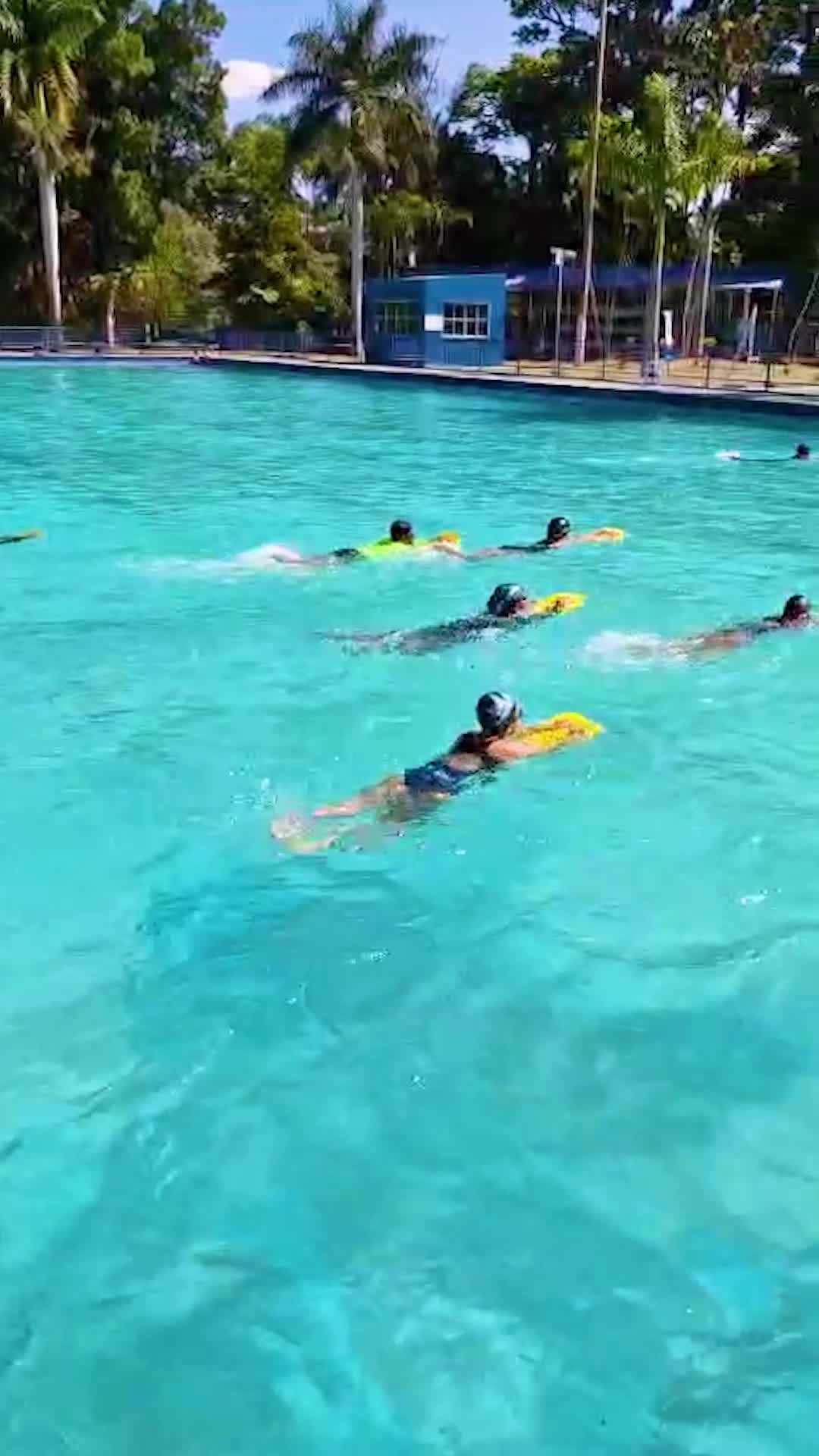 Ensinar a nadar é um processo que começa com pequenos passos — ou melhor, com cada atravessada da piscina. 🏊♀️
No Nadando com Thiago Pereira, até atravessar a piscina com a prancha faz parte da metodologia de aprendizado, que valoriza a progressão segura de cada criança.
Esse caminho desenvolve força, confiança, disciplina e consciência sobre segurança no meio aquático.
Parceiros como @oficialnuclea, @fundacaocsn, @institutoyduqs e @mitsuisumitomoseguros_oficial tornam possível levar essa experiência a cada criança do Núcleo Volta Redonda. 🌊💙