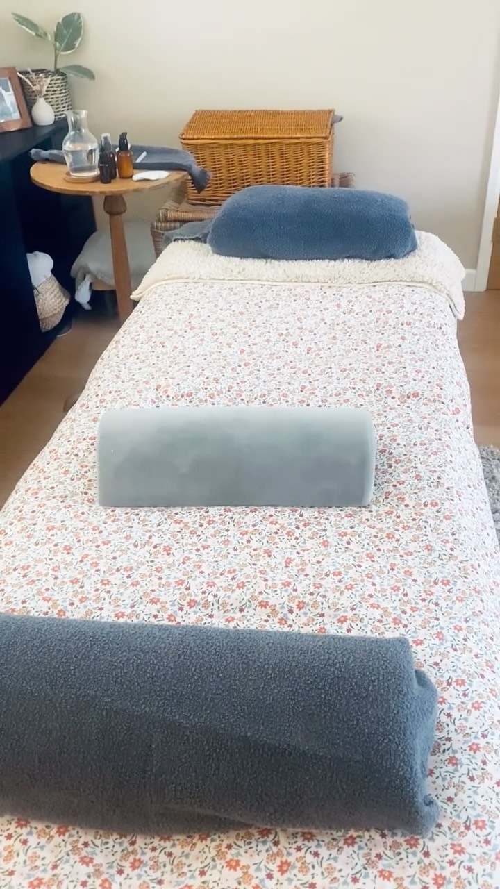 What’s better than 60 minutes of reflexology?
Yes you’ve got it, it’s 90 minutes of reflexology!!!
My ‘relax and unwind’ 90 minute treatment is a favourite choice at the moment. It’s a pick ‘n’ mix treatment choosing between your favoured reflexology.
If you know you like foot reflexology and fancy trying facial reflexology this is a perfect way to have a sample of a different type of reflexology. You could even add a touch of Indian head massage.
The 90 minutes gives your body and mind a chance to sink into deep relaxation.
It’s your time, your treatment, so you can choose and enjoy the relaxing benefits 😍