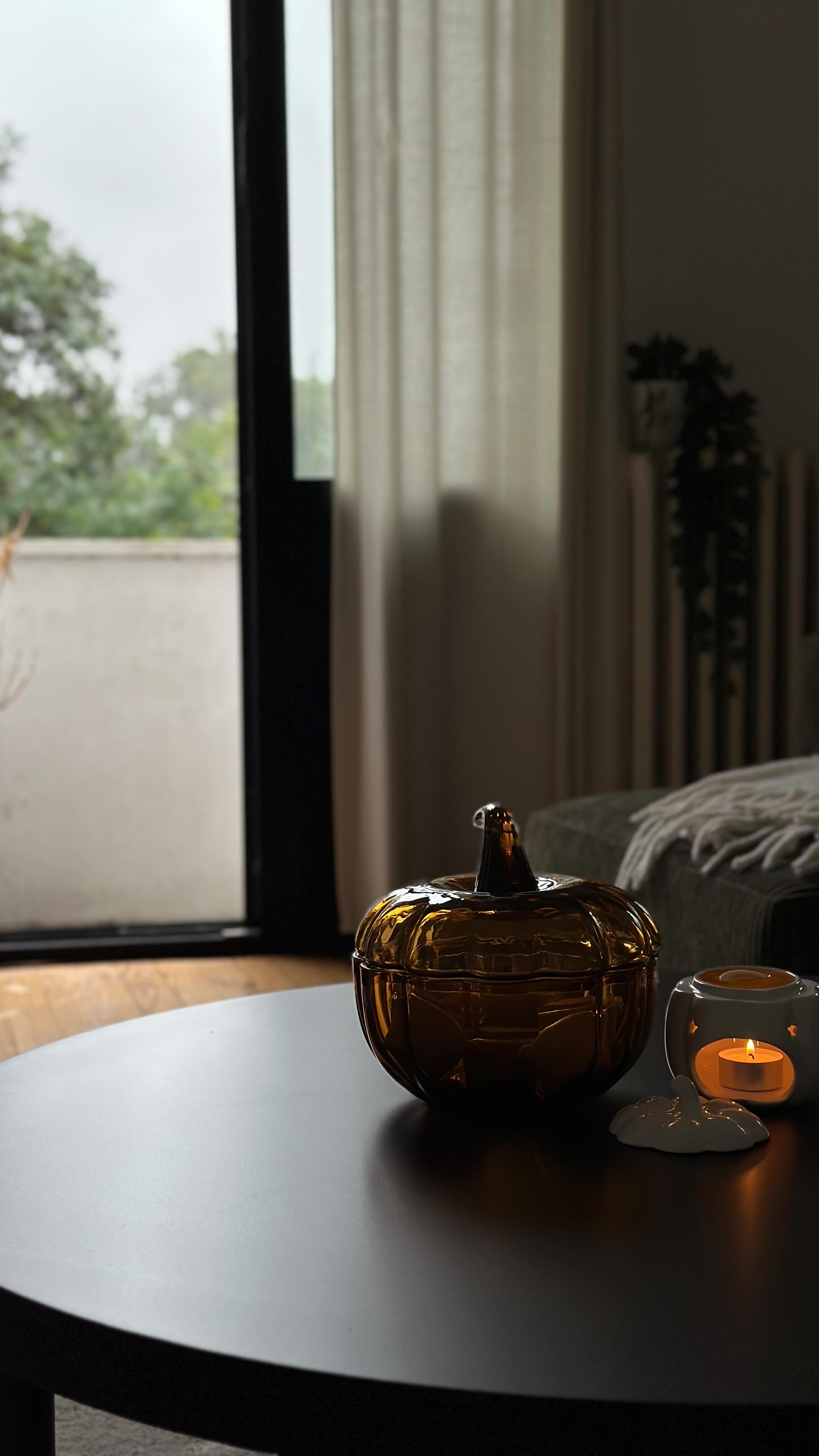 Mon rendez-vous préf de l’automne 🥹
On ajoute à ça la pluie dehors + un bon livre = combo parfait 🤎
Les palets fondants, c’est dispo en 7 parfums d’automne plus gourmands les uns que les autres 🥧✨ !
.
#artisanat #faitmain #fondantparfumé #automne #citrouille #petiteentreprise #bruleparfum #parfumdinterieur #créatrice #bougieparfumee