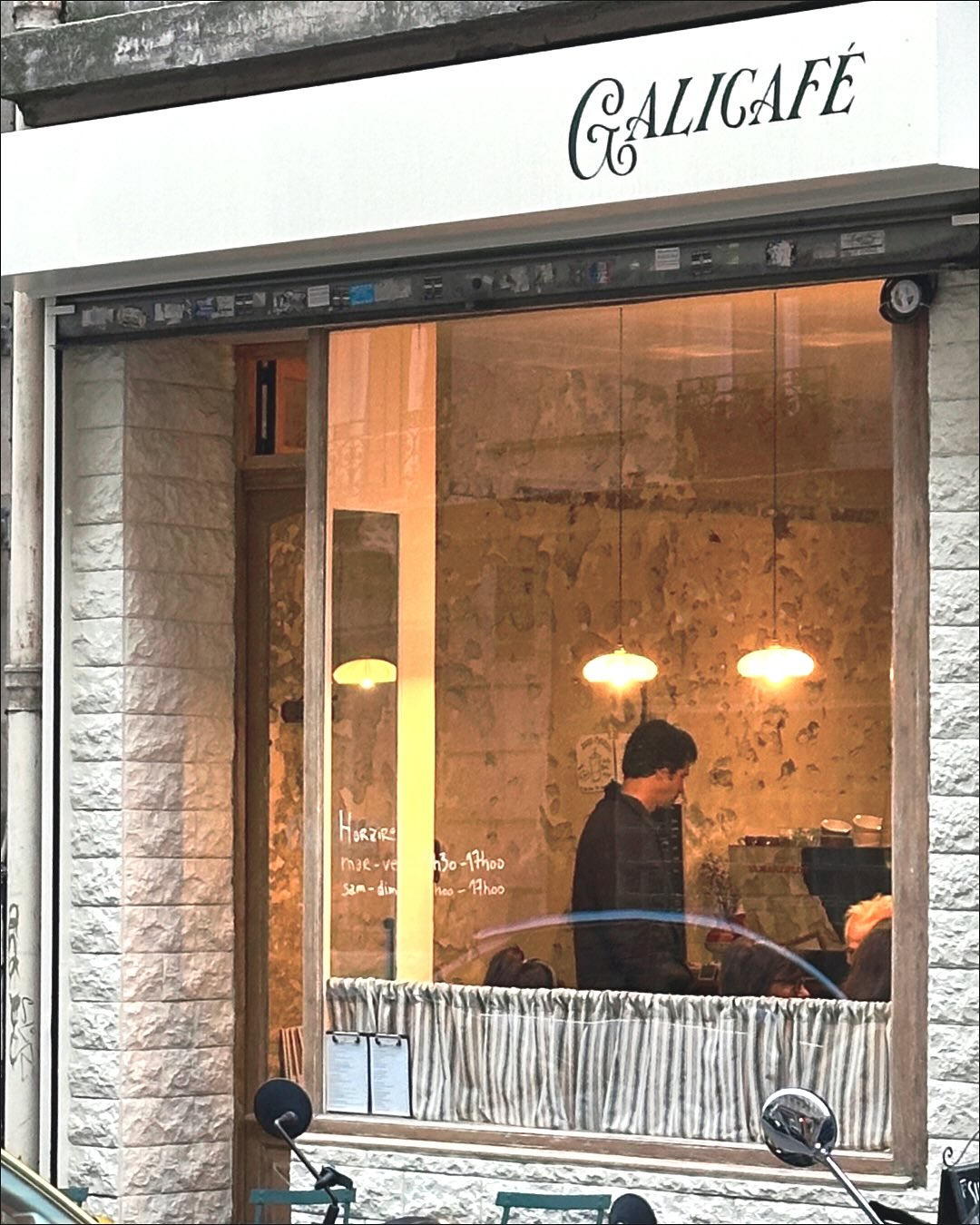 GALICAFÉ X MOJO COFFEE CLUB
@galicafeparis, c’est le projet d’Emeline et Kévin, en plein cœur du 18e. Ouvert au printemps 2025 , le café s’est désormais fait une vraie place dans le quartier (et le délicieux spicy tuna melt n’y est pas pour rien !).
On a eu la chance d’accompagner l’équipe dans l’achat de leur équipement café et de les former au métier de barista. En ce moment, profitez de notre filtre AYELE TULU (Éthiopie), notre espresso INCAHUASI (Pérou) et notre cascara FRUIT PUNCH (Costa Rica). Les sachets sont également dispo en retail (250g) !
Aujourd’hui, on salue l’équipe au top et l’endroit dans lequel on adore passer. Merci pour votre confiance ! 🙌