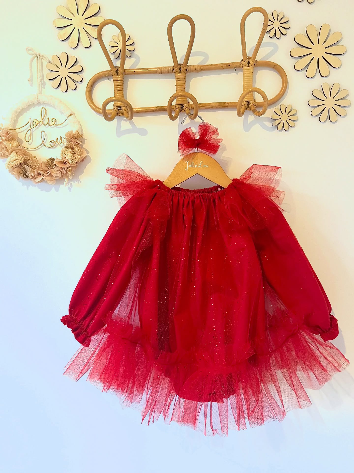 ✨Collection Noël✨
Alerte pépite🚨
Vous étiez nombreuses à me demander du rouge pour les fêtes…voici la barboteuse ou rob Mana Red💃
❤️Du tulle rouge pailleté rouge, des volants, des fronces on est au top là non?
#tenuedenoël #créatrice #creatricebébé #babygirl #cute #red #redforchristmas #lille #dress #babylookstyle
