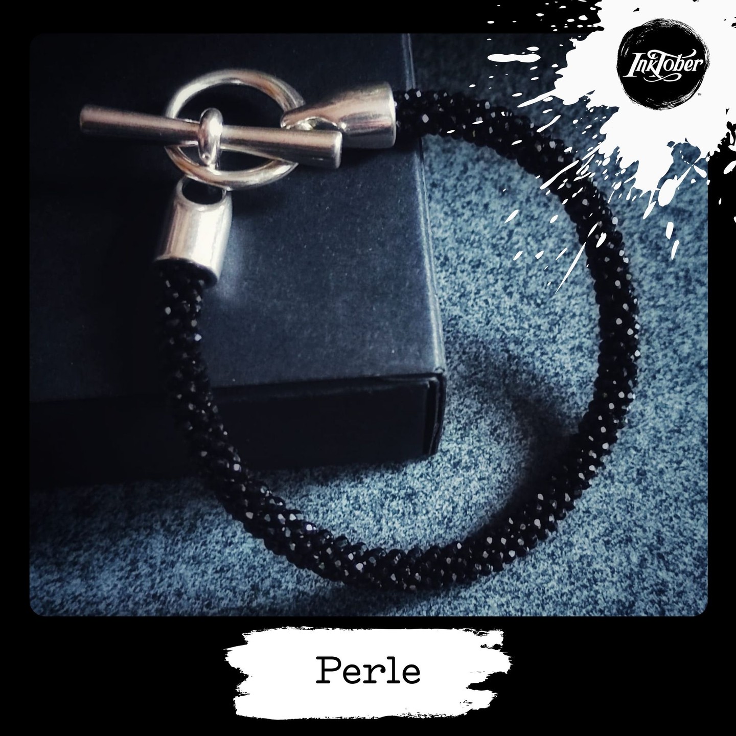 Jour 9 – Inktober 2025
✨ Mot du jour : Perle
Aujourd’hui, j’avais envie de sortir mon crochet
et un fil spécial pour crocheter des perles de spinelles noires une à une, jusqu’à former un bracelet tout en finesse
J’aime découvrir d’autres manières d’utiliser mon crochet, d’explorer de nouveaux gestes et de mêler les matières.
🎬 En vidéo, je vous montre cette technique particulière.
👉 Aimeriez-vous l’apprendre ? Dites-le-moi en commentaire
#inktober2025 #museedepicardie #inktoberjour9 #bead #crochet #crochetbead