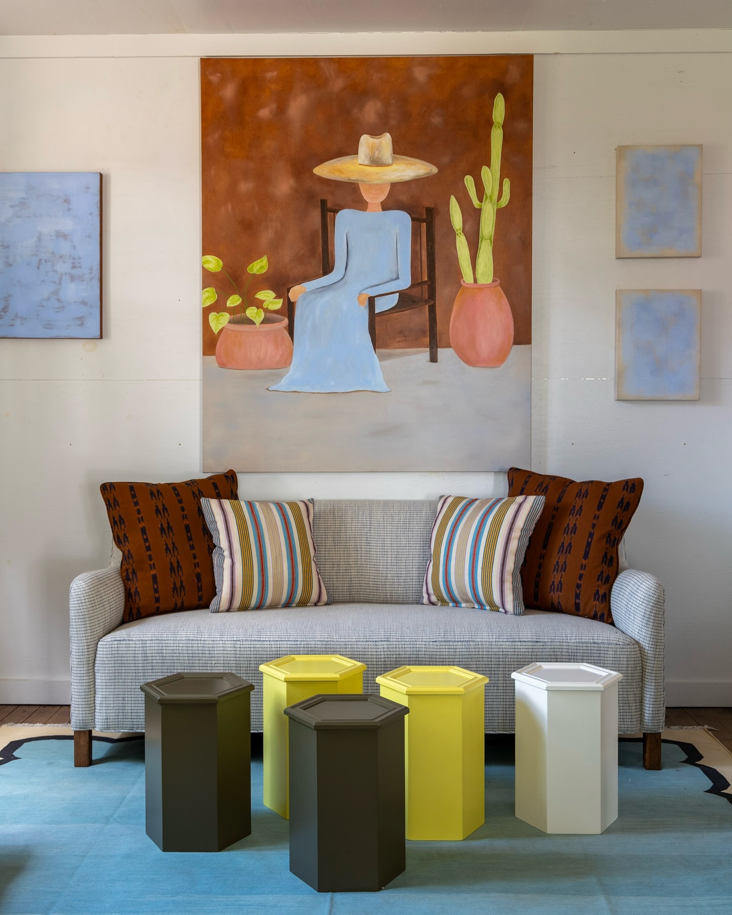 My Round Top Collection for @wdahome is @thecompound_roundtop until October 18th. I have custom furniture, pillows, rugs, and paintings I enjoyed creating. Come visit me in the AC!
📷 @jordangeibelcreative
.
.
.
.
.
#roundtop #roundtoptexas #roundtopantiqueshow #art #thecompound #customfurniture #color #homefurnishing #houstoninteriordesign #houstoninteriordesigner #interiors #interiordesign #collection