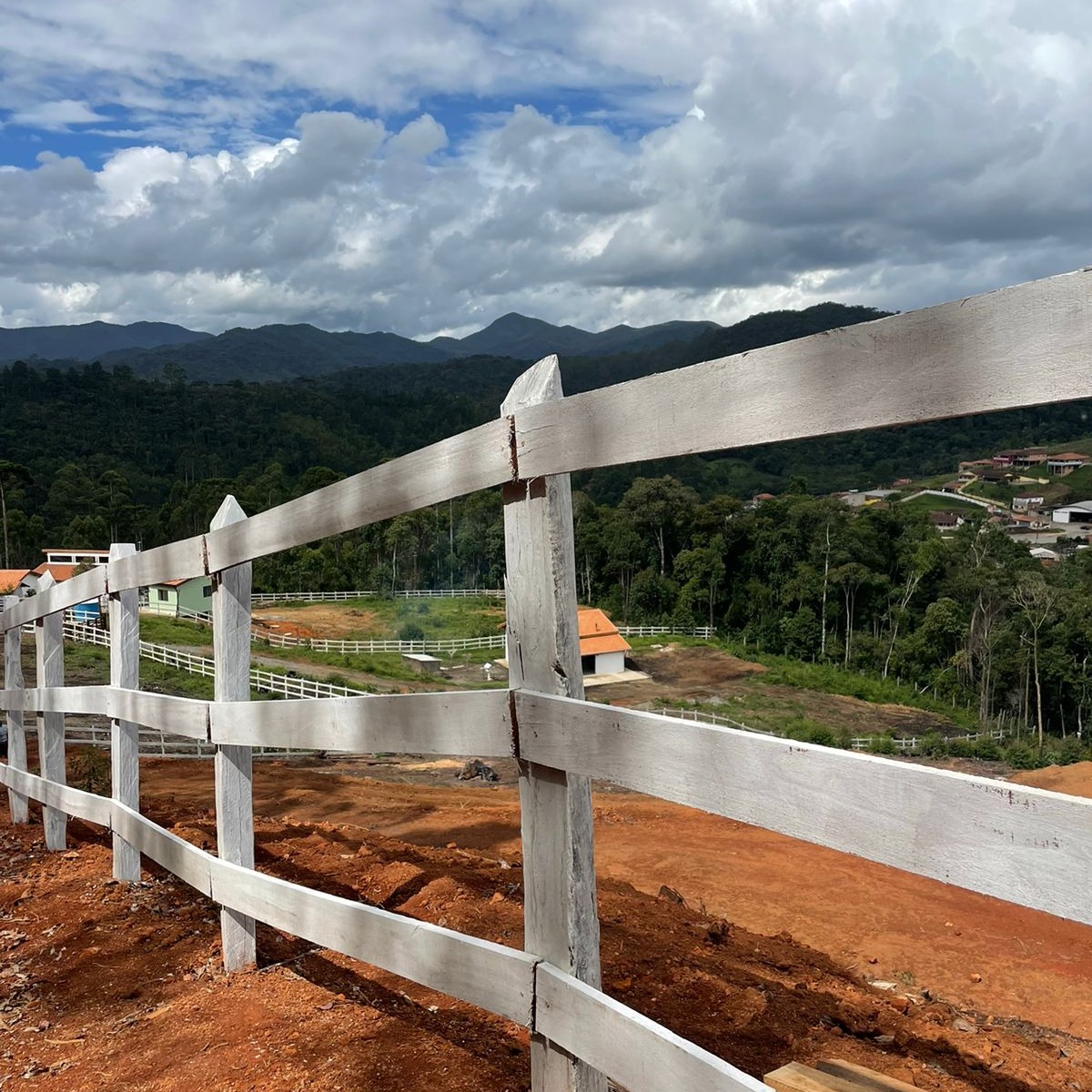CHÁCARA IMPERDÍVEL COM 6000M² EM DELFIM MOREIRA
Sua Chácara na Mantiqueira te Espera!
Imagine um lugar onde o ar puro da montanha encontra o conforto do campo. Este é o Chacreamento Bosque dos Eucaliptos, uma oportunidade única em Delfim Moreira, no topo da majestosa Serra da Mantiqueira.
Aqui, a qualidade de vida é garantida:
Chácaras prontas para construir: Todos os lotes já vêm cercados com réguas de madeira e contam com água e energia com medição individual. É só começar a planejar a casa dos seus sonhos!
Acesso impecável: Esqueça a poeira e a lama. O acesso principal é direto pela rodovia, sem estrada de terra, e o acesso interno é totalmente calçado, com uma entrada de serviço extra.
Vista panorâmica: A beleza natural está por toda parte, com uma vista deslumbrante que enche os olhos e acalma a alma.
Aproveite as facilidades de pagamento e garanta agora mesmo seu pedaço de paraíso com toda a comodidade e segurança que você merece. Venha viver a experiência de ter sua própria chácara no Bosque dos Eucaliptos.
R$190.000,00