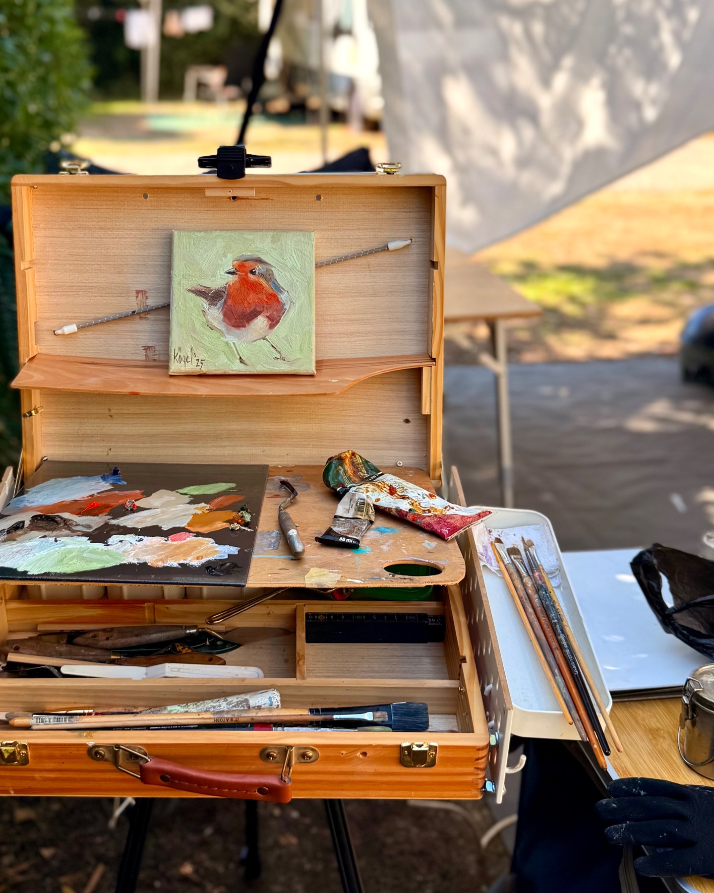 Klein, mobil, magisch – #malen unterwegs✨
Wie man trotz kleiner Räume und langsam trocknende Ölfarben unterwegs #kreatív bleibt – mein mobiles Malatelier auf Rädern. Wie das funktioniert, erzähle ich auf dem Blog! (Link in Bio)
#mobilesatelier #kreativunterwegs #Vanlife #MalatelierAufRädern #Ölmalerei #UnterwegsMalen #KreativUnterwegs #VanlifeKunst #ReiseInspiration #KleineFormate #MobilesAtelier #KunstImVan #VanlifeAbenteuer #KreativeReise #MalenImVan #VanlifeDeutschland #OutdoorKunst #VanLifeArt #wegestattwände #wegestattwaende #blogpost