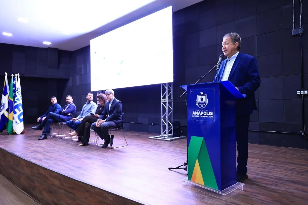 🌱 SINDIFARGO PROMOVE SEMINÁRIO SOBRE LICENCIAMENTO AMBIENTAL EM ANÁPOLIS
Na manhã desta segunda-feira (06/10), o Sindifargo realizou o Seminário: Licenciamento Ambiental no auditório Adhemar Santillo, na nova sede da Prefeitura de Anápolis.
⠀
O evento reuniu autoridades, lideranças empresariais e representantes do setor público em um diálogo produtivo sobre sustentabilidade, desburocratização e responsabilidade ambiental.
⠀
🗣️ O presidente-executivo do Sindifargo, Marçal Henrique Soares, destacou a importância da cooperação entre os setores público e privado:
“É uma grande satisfação discutir o licenciamento ambiental em um momento em que o município tem buscado abrir as portas para o empreendedorismo e a retomada industrial.”
⠀
Entre os destaques do evento, estiveram as participações de:
▪️André Rocha, presidente da Fieg, que reforçou o compromisso da indústria com a sustentabilidade;
▪️Thiago Freitas Vitorino, subsecretário de Meio Ambiente de Anápolis, que apresentou avanços e desafios do licenciamento municipal;
▪️Andréa Vulcanis, secretária da Semad, com palestra magna sobre a importância da gestão e da responsabilidade técnica nos processos de licenciamento;
▪️Márcio Corrêa, prefeito de Anápolis, que enfatizou o planejamento ambiental voltado ao futuro da cidade.
⠀
♻ O Sindifargo reafirma seu compromisso com o desenvolvimento sustentável e com o fortalecimento do diálogo entre governo, indústria e sociedade.
⠀
#Sindifargo #Sustentabilidade #LicenciamentoAmbiental #IndústriaResponsável #MeioAmbiente #DesenvolvimentoSustentável #Anápolis #Fieg #Semad #EmpreendedorismoVerde