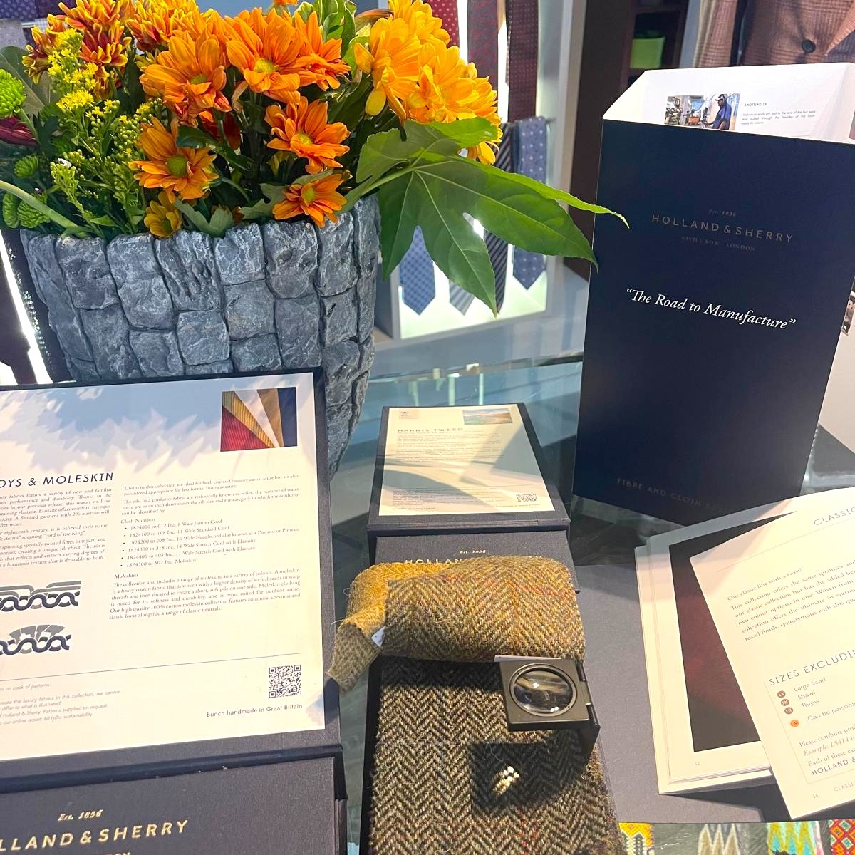 Holland & Sherry - Maßtage bei CUT FOR YOU vom 9. bis zum 11. Oktober 2025
Sie sind herzlich zu den Holland & Shery - Maßtagen bei Cut For You eingeladen!
Vom Donnerstag, dem 9., bis Samstag, dem 11. Oktober 2025 stehen Ihnen Spezialisten aus dem wohl renommiertesten britischen Stoffhaus Holland & Sherry für Vorträge und individuelle Beratung zur Verfügung.
Am Donnerstag um 15 und 17 Uhr und am Freitag um 15 Uhr stellt Ihnen Holland & Sherry das weltberühmte Unternehmen und seine Tuchqualitäten vor. Genießen Sie diese kurzen und spannenden Vorträge stilgerecht bei einem guten Scotch.
Vereinbaren Sie gleich Ihren Beratungstermin unter www.cutforyou.com/terminvereinbarung
Wir freuen uns auf Sie!
Übrigens: Mit dem Erwerb von Maßbekleidung tragen Sie dazu bei, unsere Umwelt zu entlasten. Bei Cut For You wird kein Kleidungsstück produziert, das nicht auch den Weg zu Ihnen, unseren geschätzten Kunden, findet. Das Vernichten von riesigen Mengen nicht verkaufter Kleidungsstücke nach jeder Saison entfällt bei uns. Hinzu kommt, dass Ihnen unsere Kleidungsstücke durch eine hochwertige Fertigung und besten Materialien lange Freude bereiten werden. Maßbekleidung ist gelebte Nachhaltigkeit.
#cutforyou #berlin #maßschneider #maßsakko #maßanzug #design #option #hemd #maßhemd #herrenmode #maßmantel #vanlaack #gratis #individualität #beatelecloux #maß #maßanfertigung #maßschneider #maßanzug #herren #damen #schneider