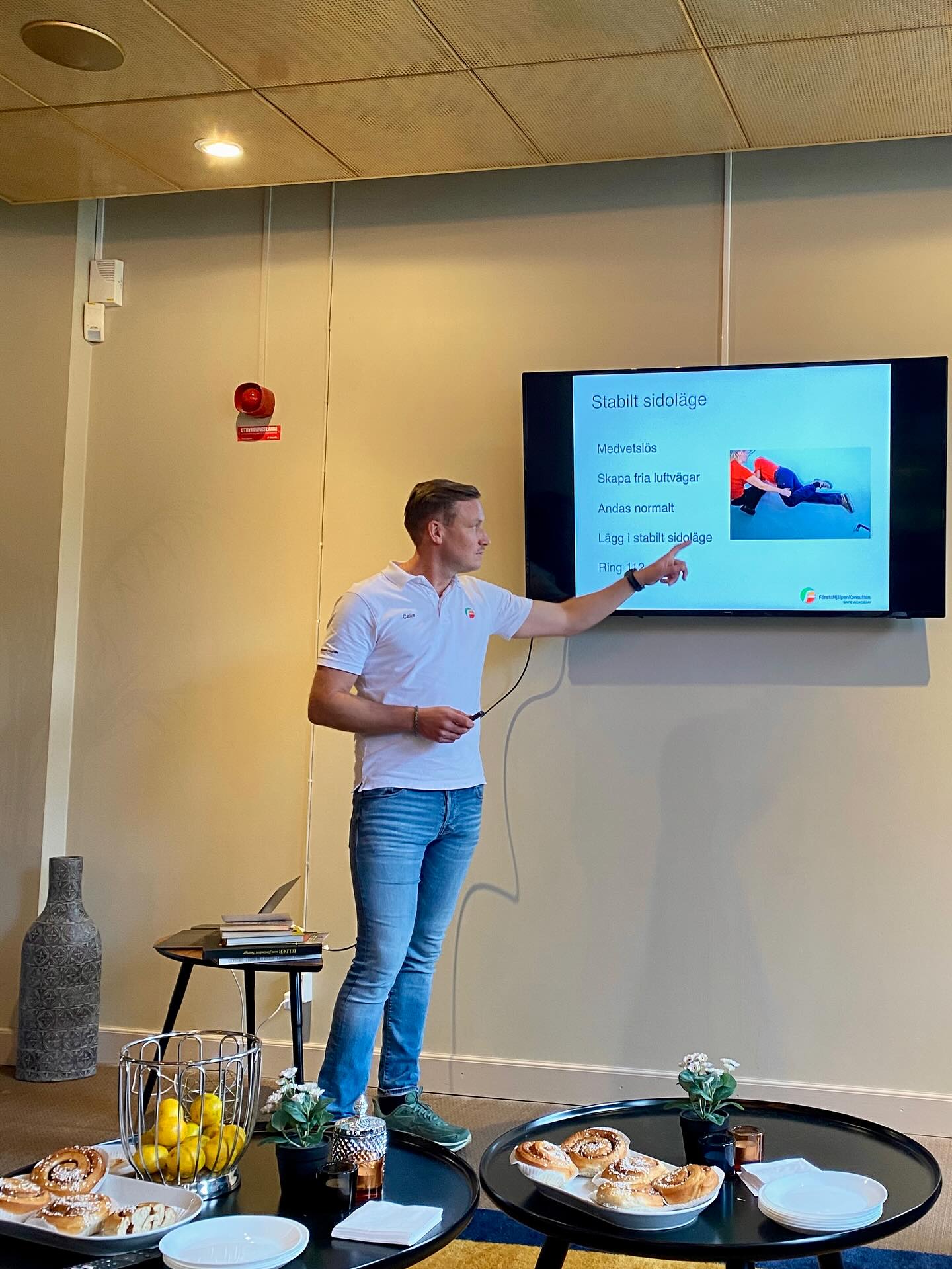 Mycket bra HLR och första hjälpen kurs med Första Hjälpen Konsulten i Sverige AB.