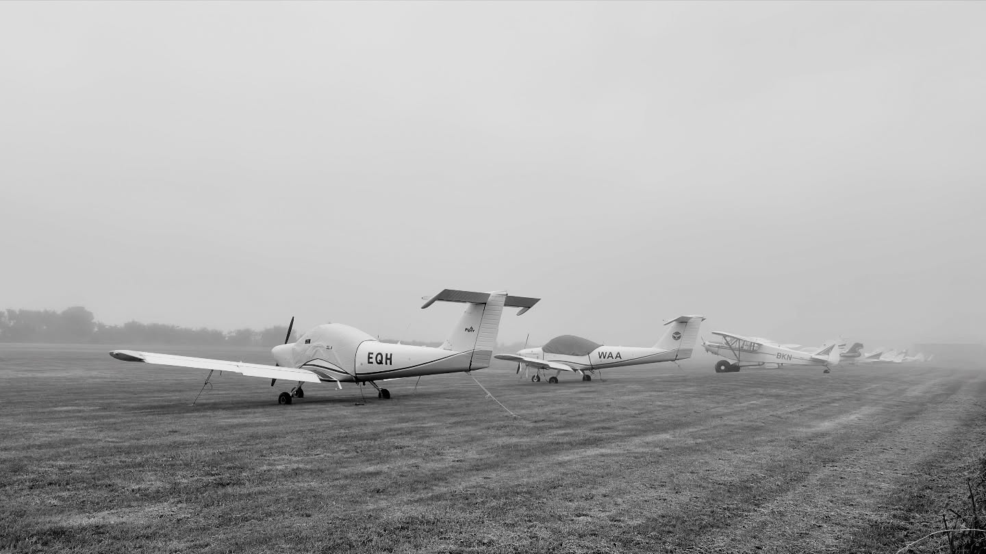 We had an awesome turnout for the Alpine Regional Rally, even if the weather didn’t quite get the memo! 🌧️ Despite the rain and cloud, there was no shortage of banter, stories, and good catch ups 🙌🏽
A huge thank you to everyone who came along, and an extra special shoutout to our Club Captain, Paul Threadgill, for his tireless effort and organisation leading up to the weekend. ✈️
Photo courtesy of Colin Medd 📸