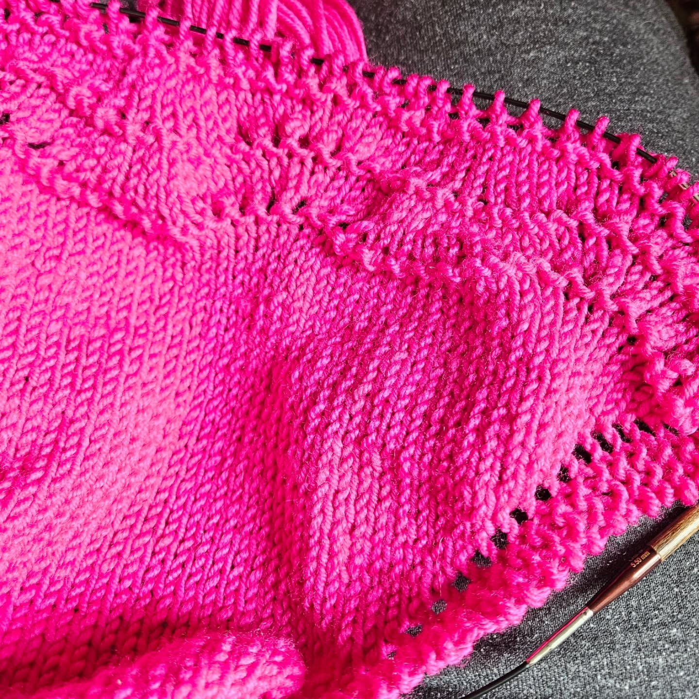 I'll be at @thehungryhousewives Craft and Vendor Show tomorrow (October 11) at the Glacier Middle School in Buckley, WA from 10 to 4. However, I also have @southsoundmakersmarket Haunted Market in Parkland next Saturday and the @rockridgecountrymarket popup on Sunday. This vibrant fuschia merino shawl ought to be ready then! We'll see what other hijinks I get up to this week to prepare as well.
.
#knit #knitshawl #knittersofinstagram #knitstagram #shawl #PANK #fuschia #hotpink #smallbusiness #slowfashion #sustainablefashion #horsenroundfiberstudio #fiberartistsofinstagram #fiberartist #handmade #handmadegifts #handmadeisbestmade