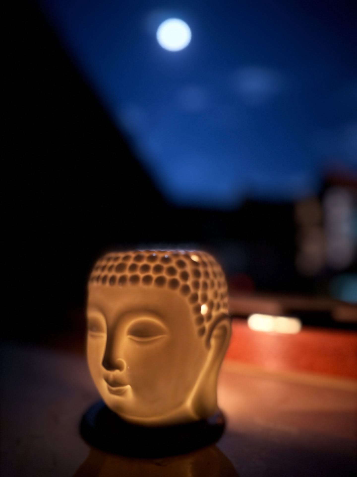 Strahlen ✨
Der Mond steht hell am Himmel und berührt das Herz mit seinem stillen Licht.
Der Buddha erinnert daran, dass dieses Leuchten auch im Menschen wohnt – sanft, beständig, heilend.
Ein Augenblick zwischen Himmel und Seele, zwischen Mond und Mensch. ✨
Wachsbrenner : Buddha
Duftwachs: Alpha
#arnacandles #arnacandlesalpha
#vollmondoktober2025 #buddhaspirit #wachsmelts #kerzenspiritualität #bewusstsein #innereruhe #lichtmomente