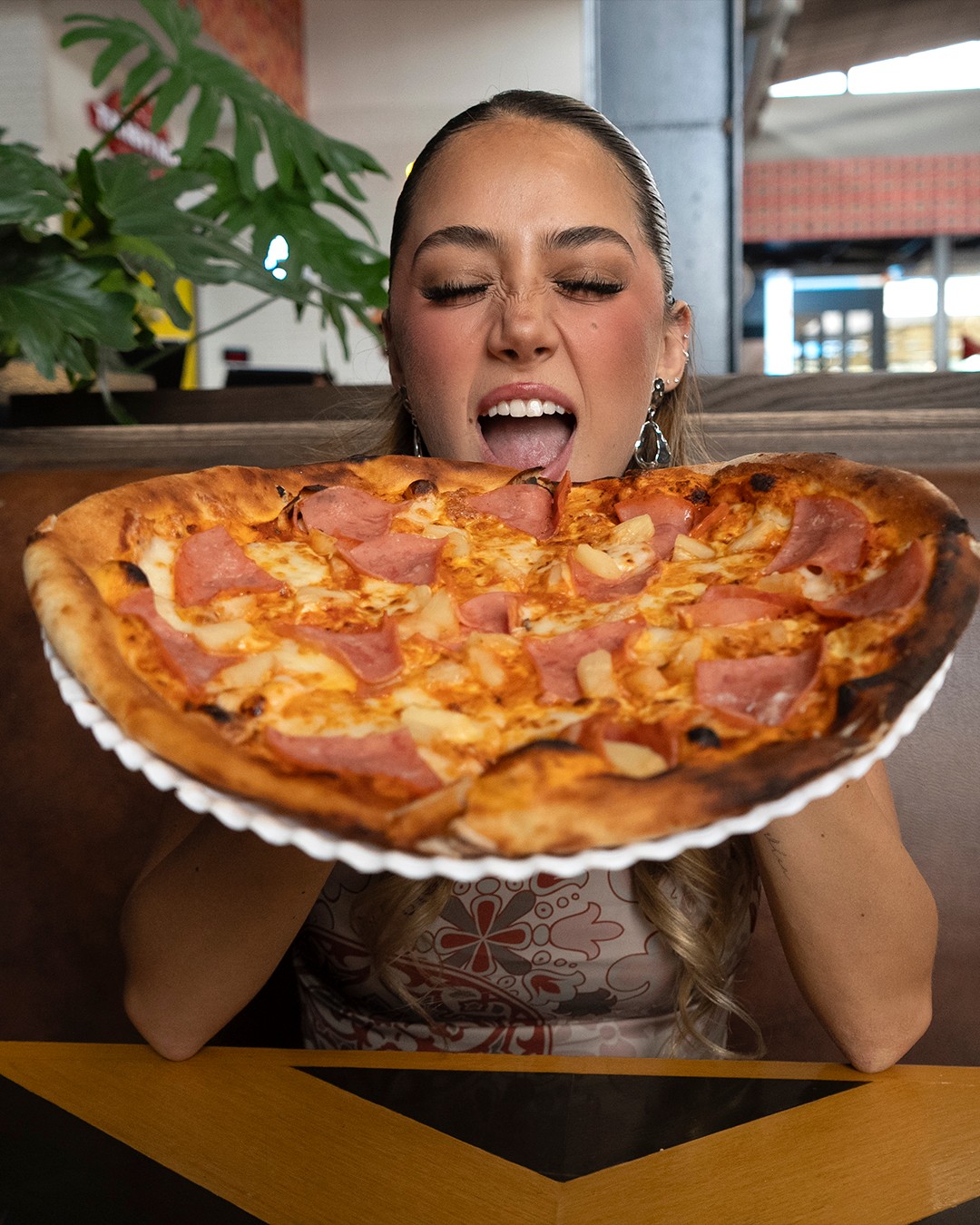 Una mordida, una sonrisa, una razón más para volver. 😍 Tú también mereces un momento así. 😋✨
👉 Vive la experiencia en Explanada Pachuca, Puebla, o bien disfruta tu pizza sin salir de casa con Uber Eats y Rappi.
.
.
.
#HealthyPizza #PizzaTime #SaborÚnico #CocinaItaliana #AmantesDeLaPizza #PizzaSaludable #PizzaDeliciosa